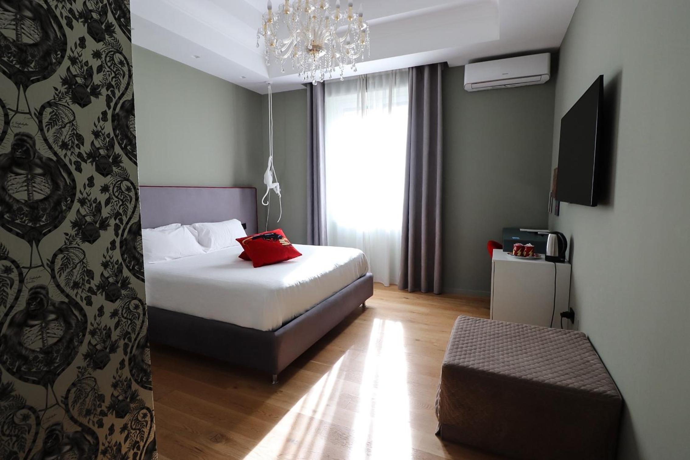 Deluxe Suite with Spa Bath - Photo 6