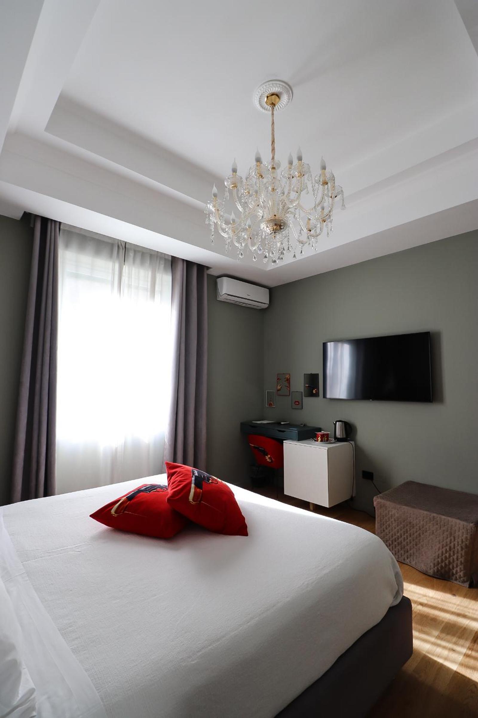 Deluxe Suite with Spa Bath - Photo 15