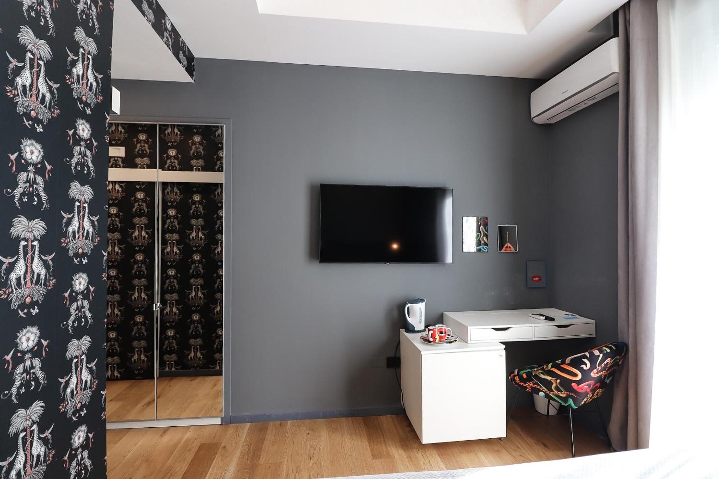 Double Room with Balcony - Photo 9