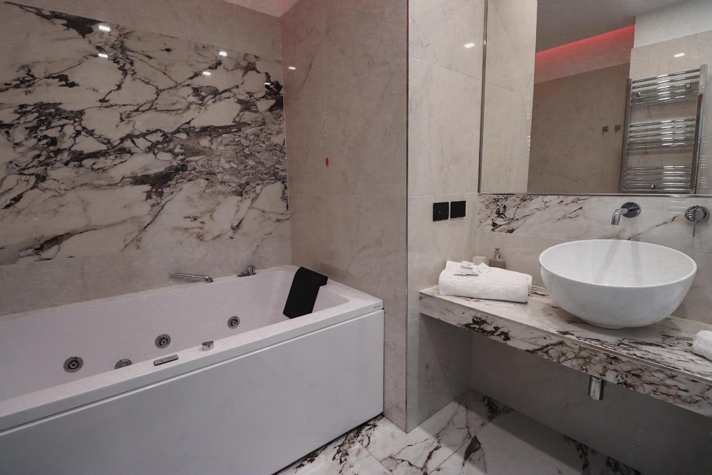 Deluxe Suite with Spa Bath - Photo 28