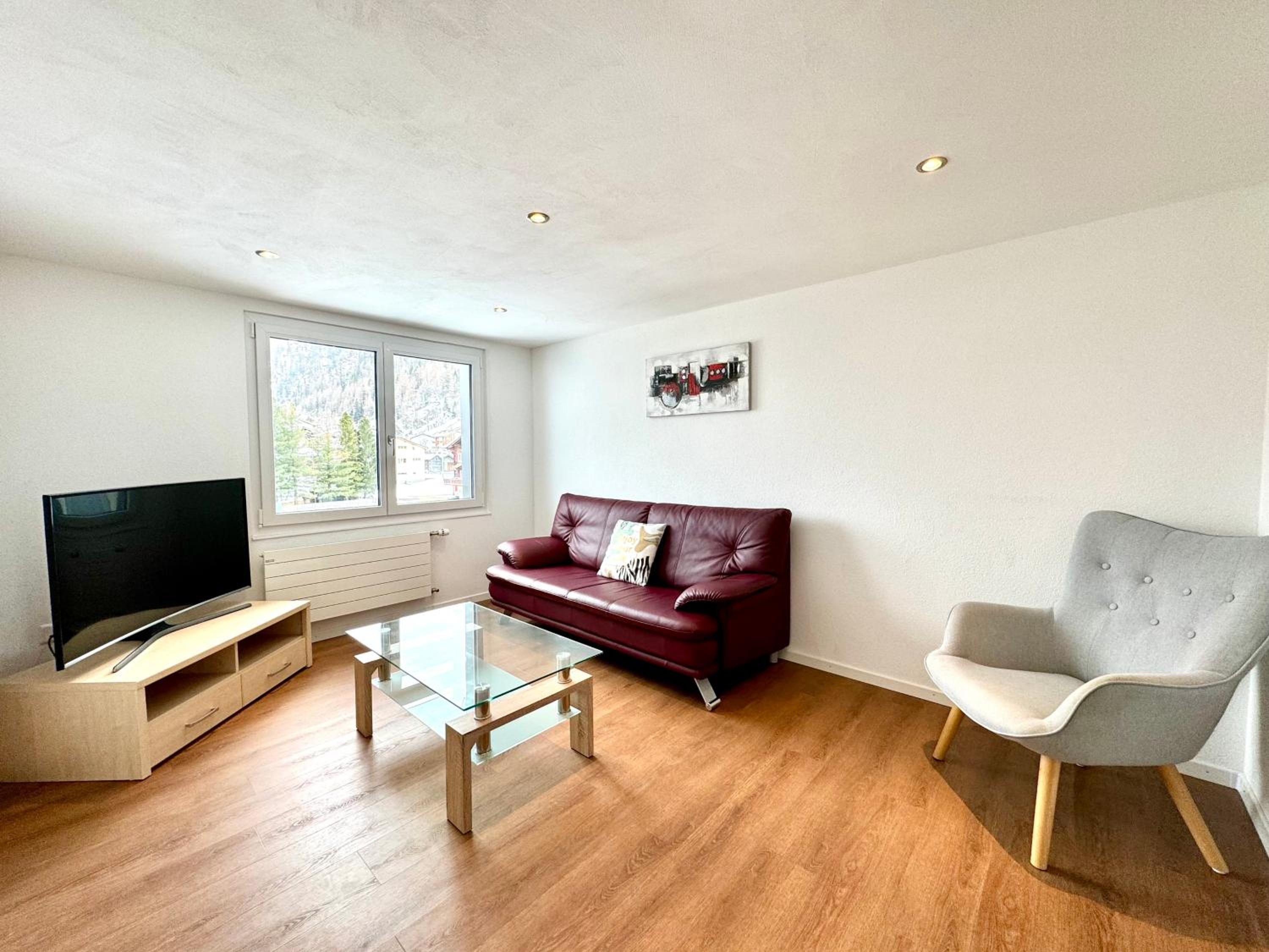 Three-Bedroom Apartment - Upper Floor - Photo 2