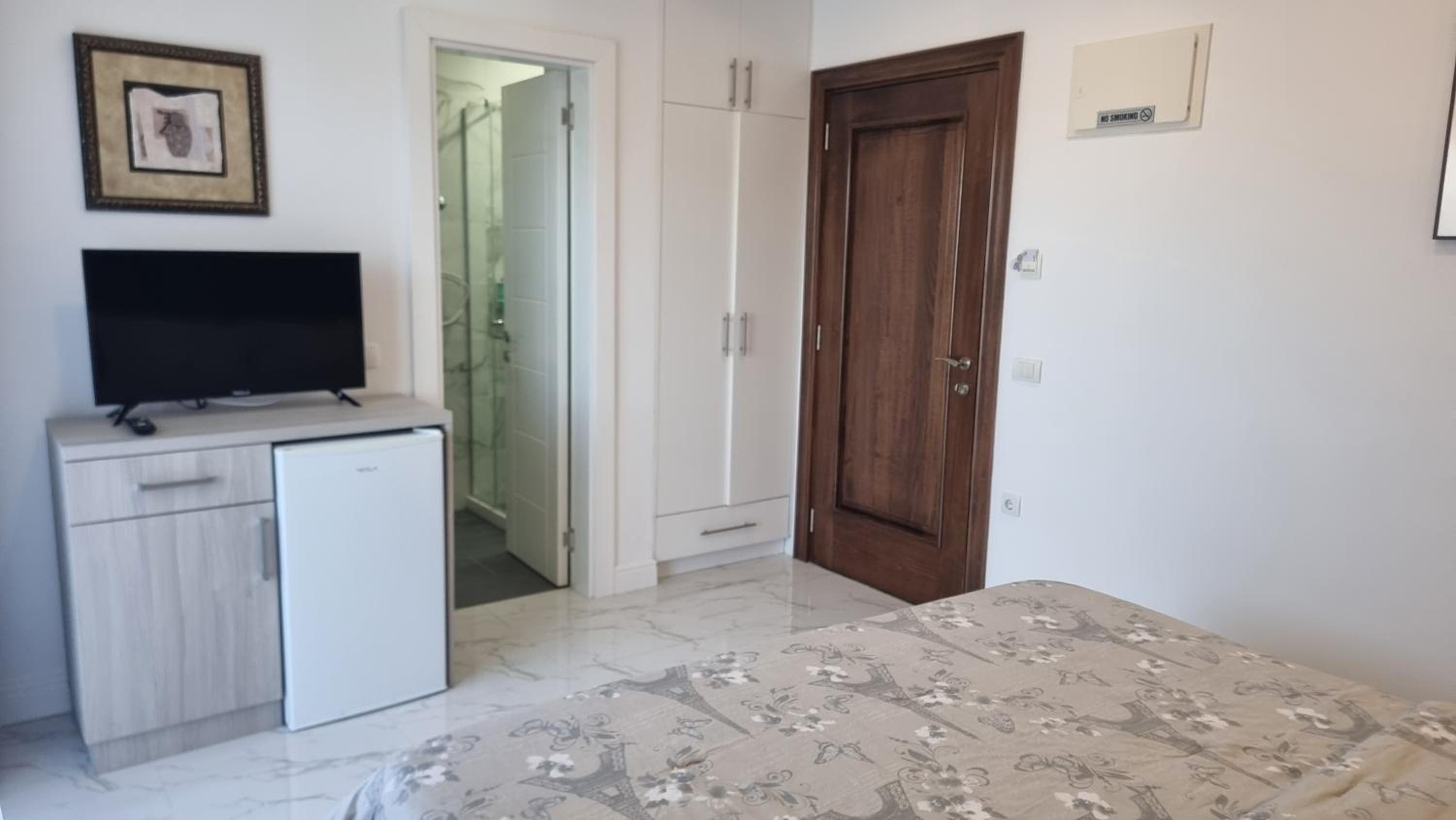 Studio Apartment with Balcony - Photo 14