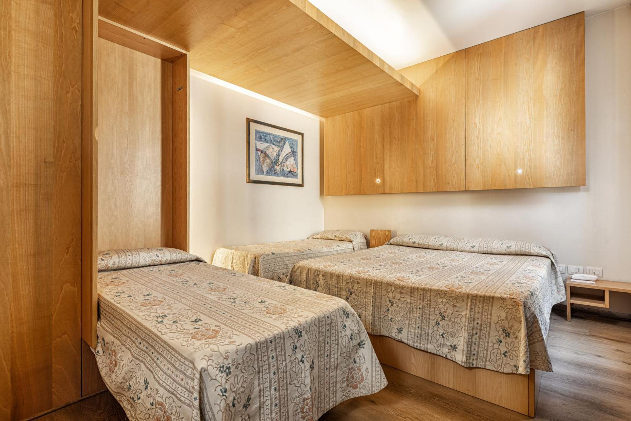 Economy Triple Room - Photo 12