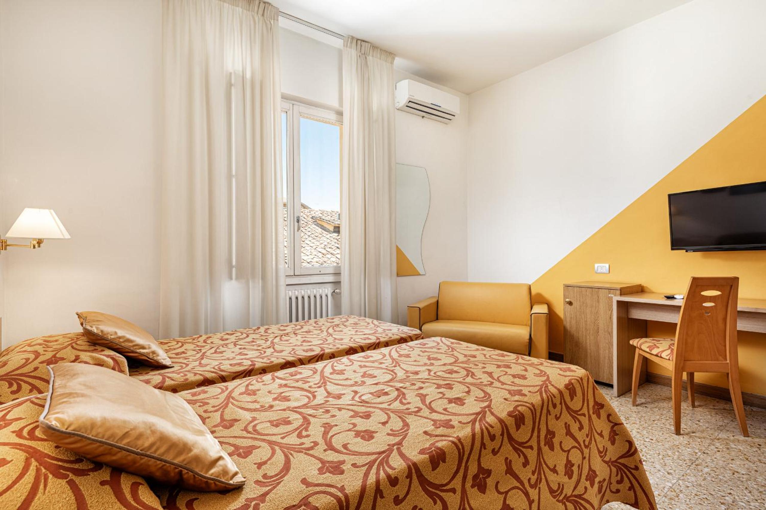 Economy Triple Room - Photo 7