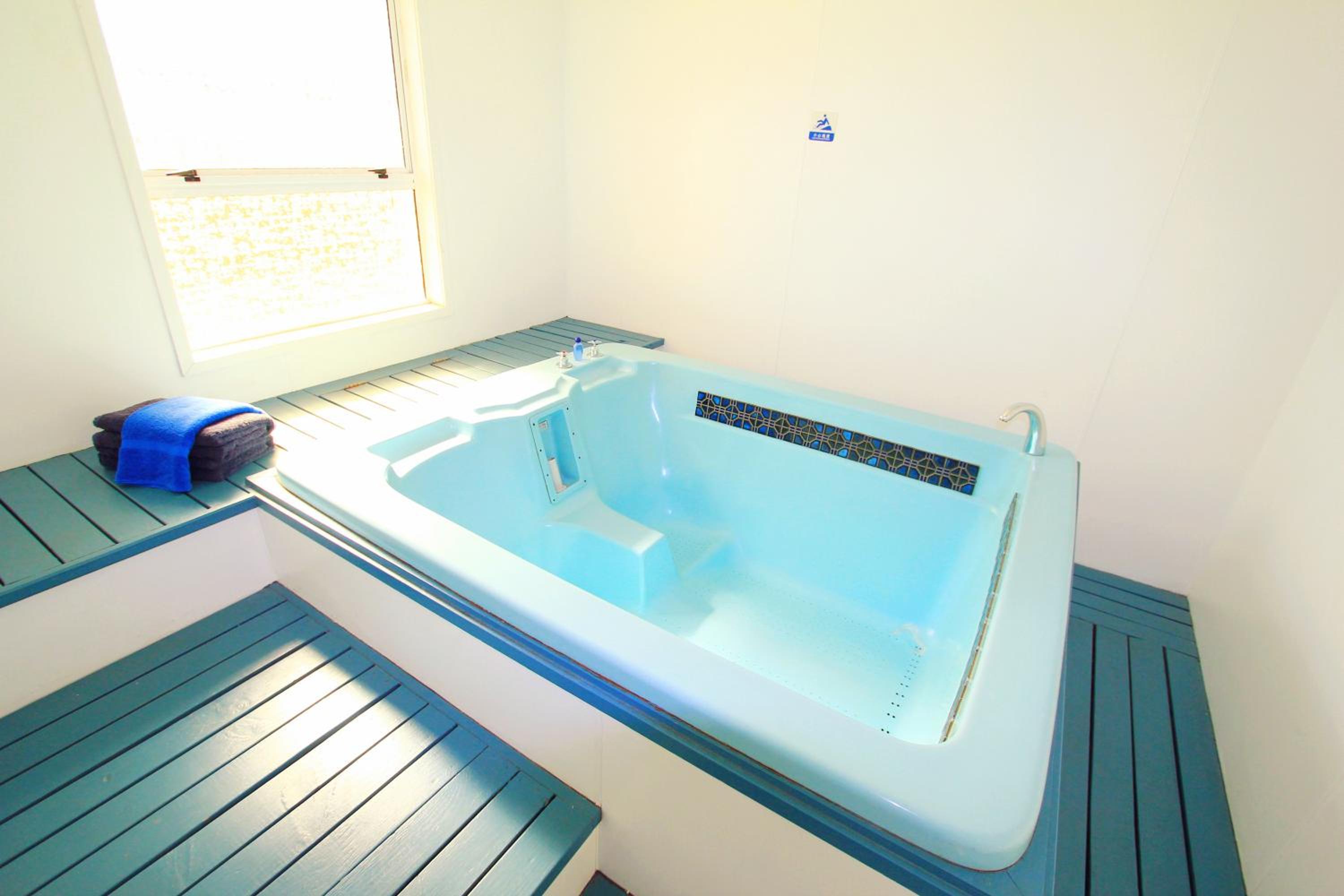 Standard Queen Room with Spa Bathtub photo 3