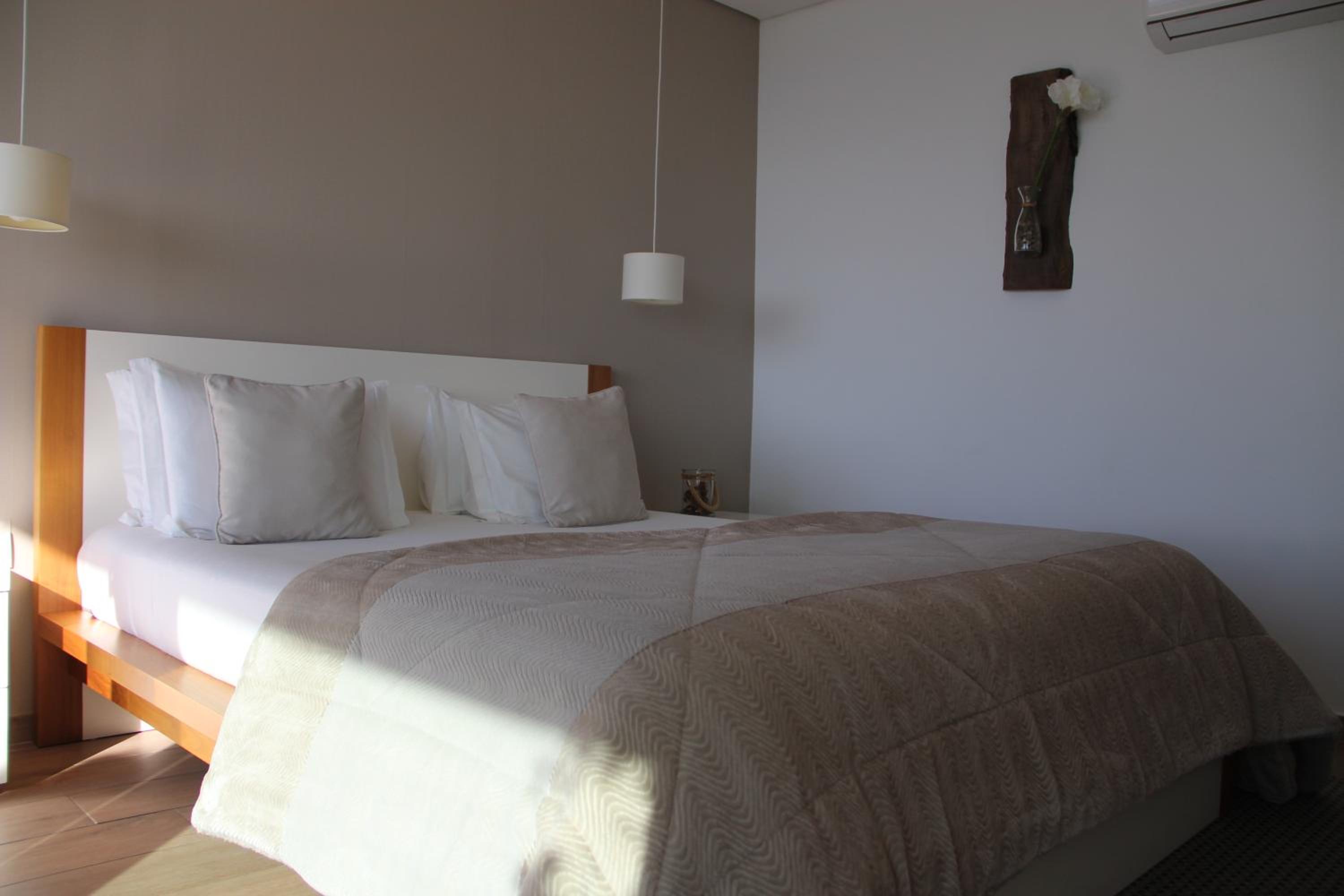 Double Room with Pool View - Photo 7