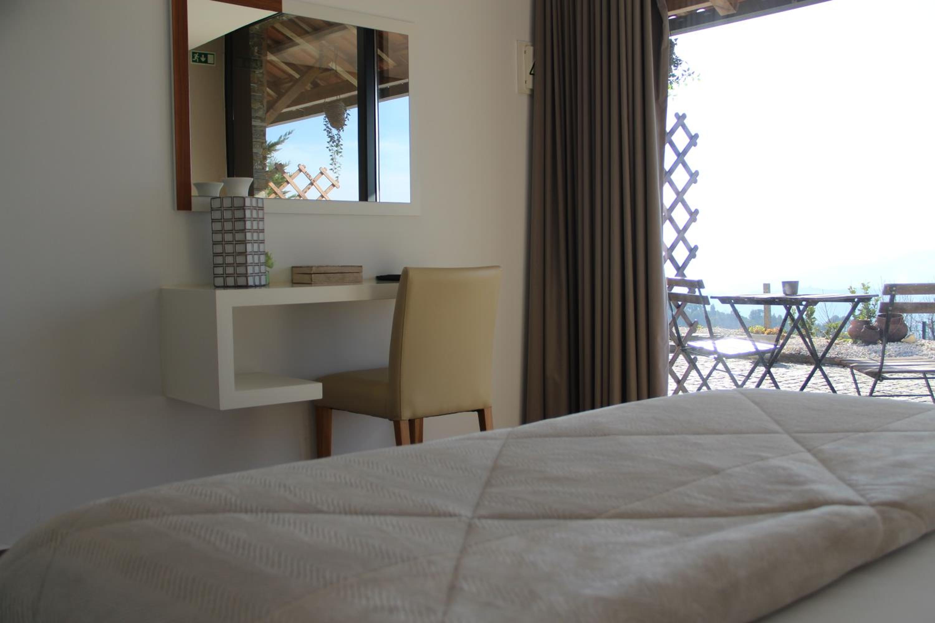 Double Room with Pool View - Photo 4