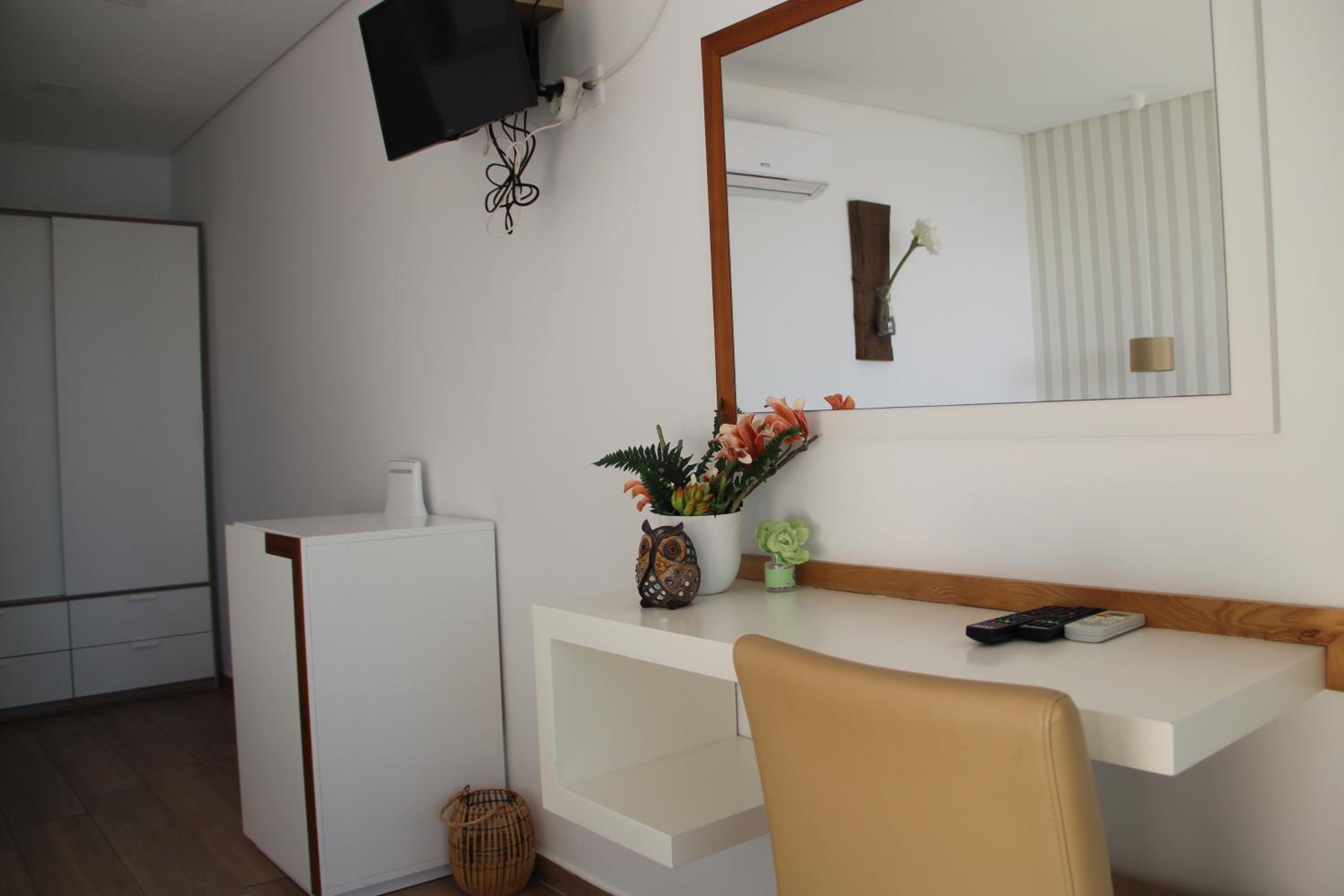 Double Room with Pool View - Photo 3