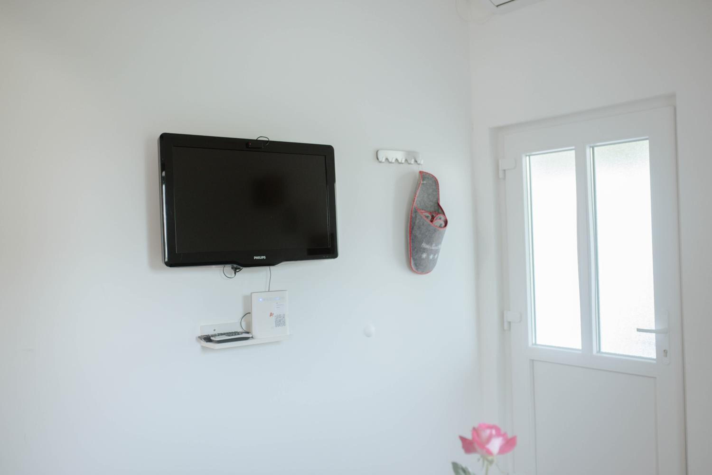 One-Bedroom Apartment - Photo 12