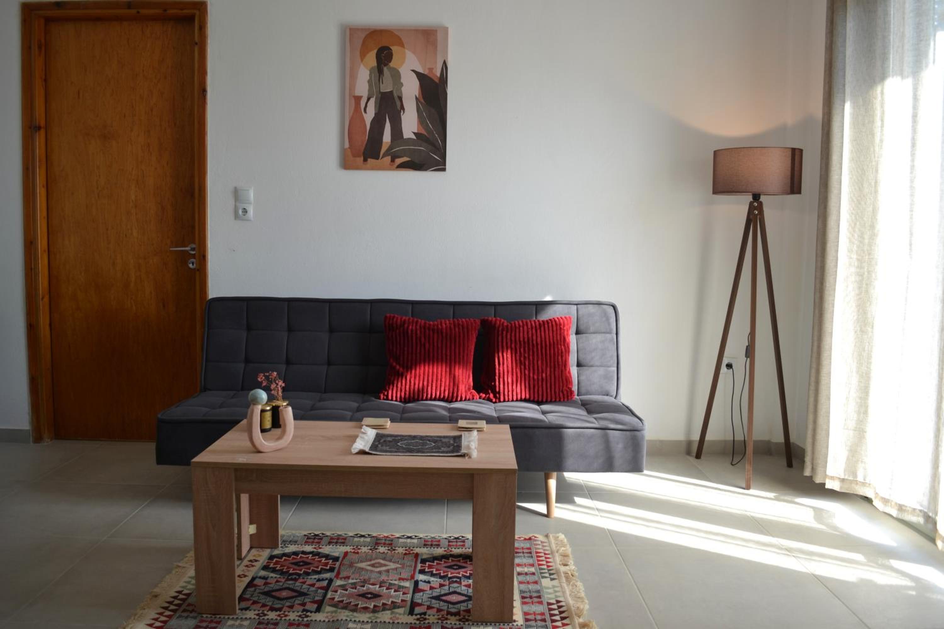 One-Bedroom Apartment photo 1