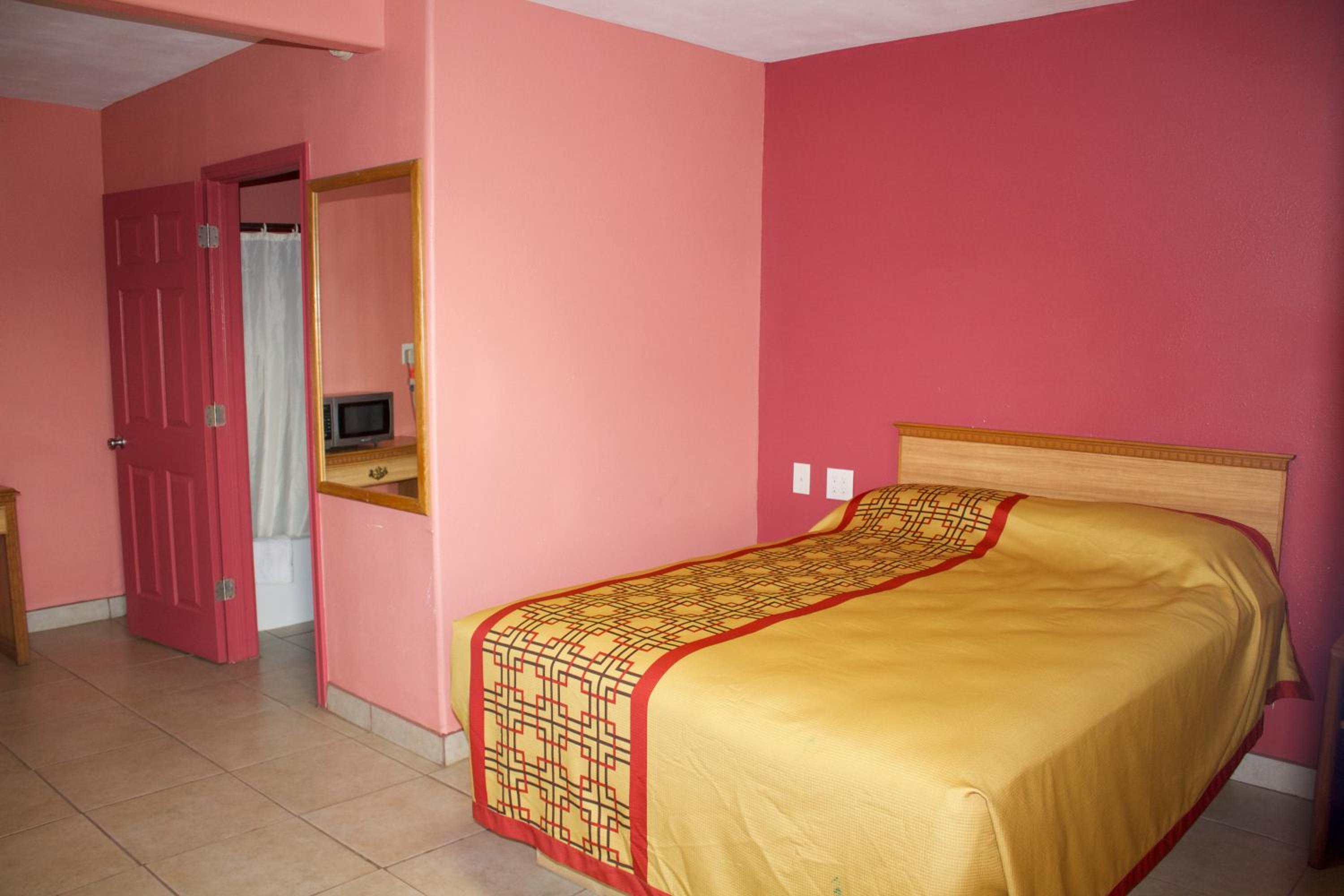 Queen Room photo 1