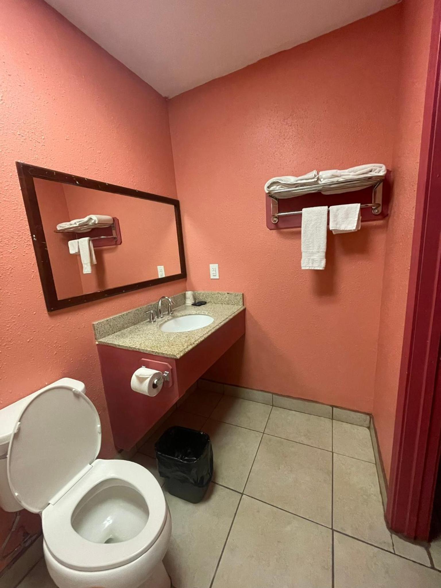 Queen Room photo 2