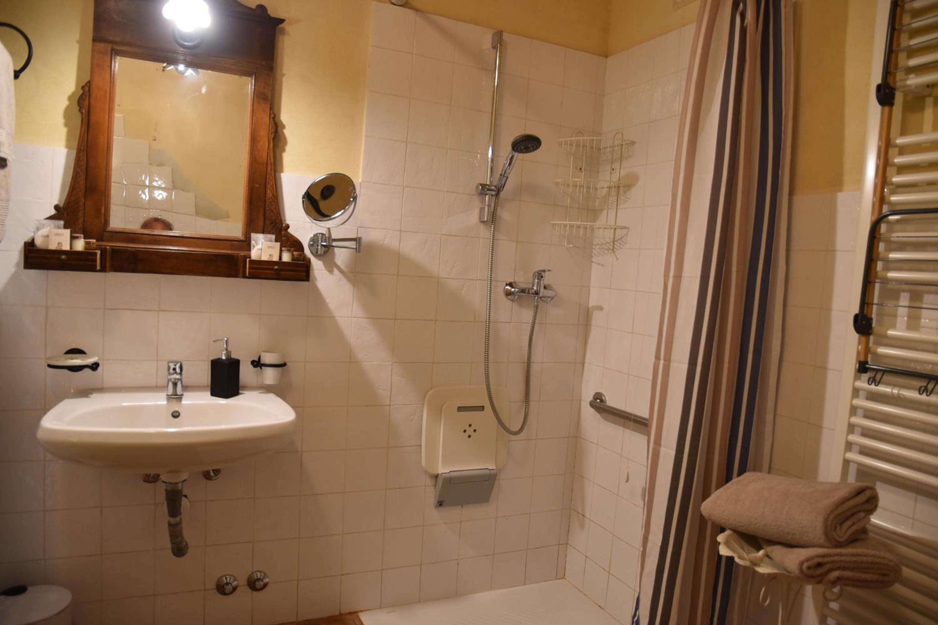 Quadruple Room - Disability Access photo 2