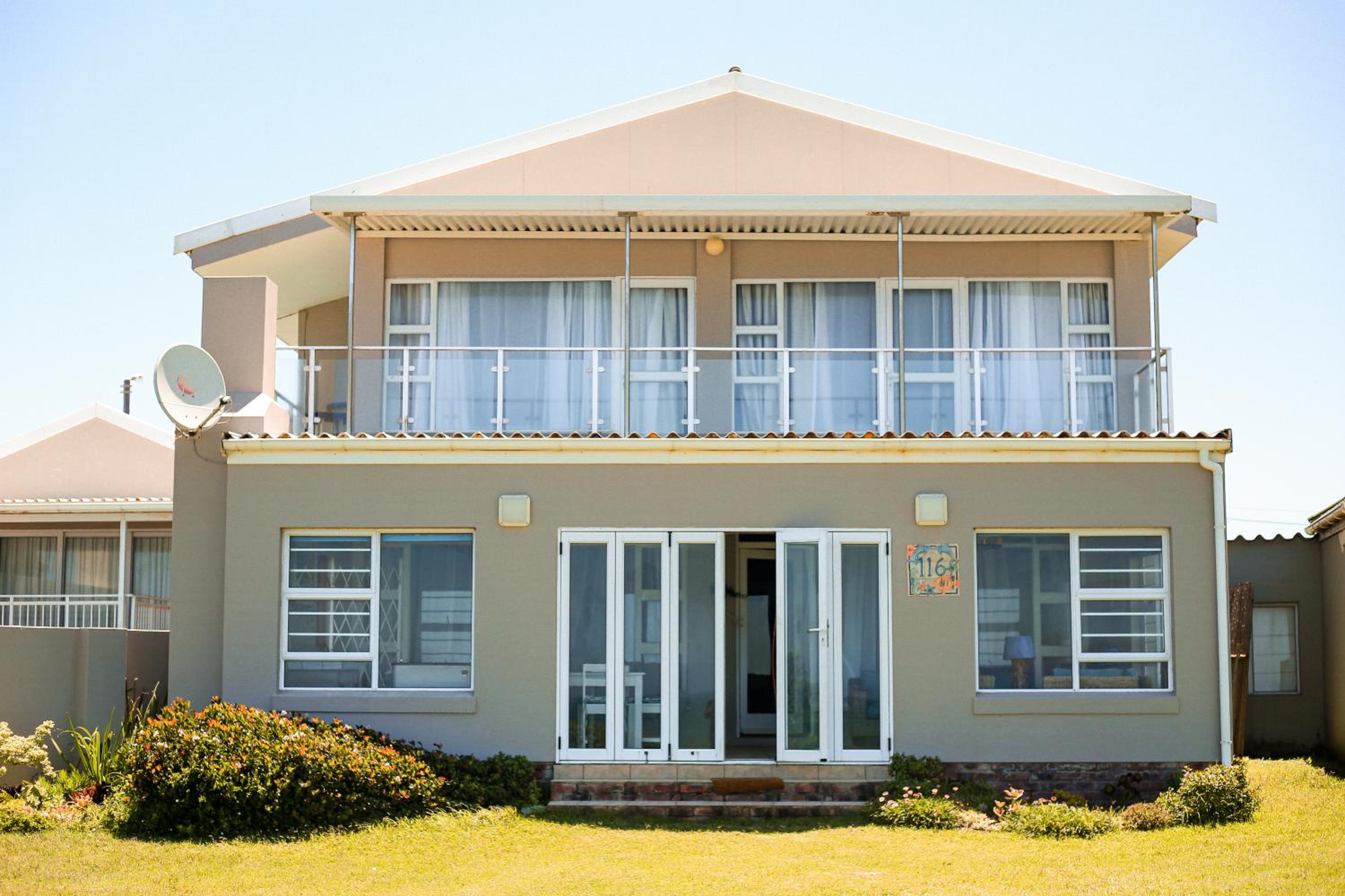 Five-Bedroom House photo 3