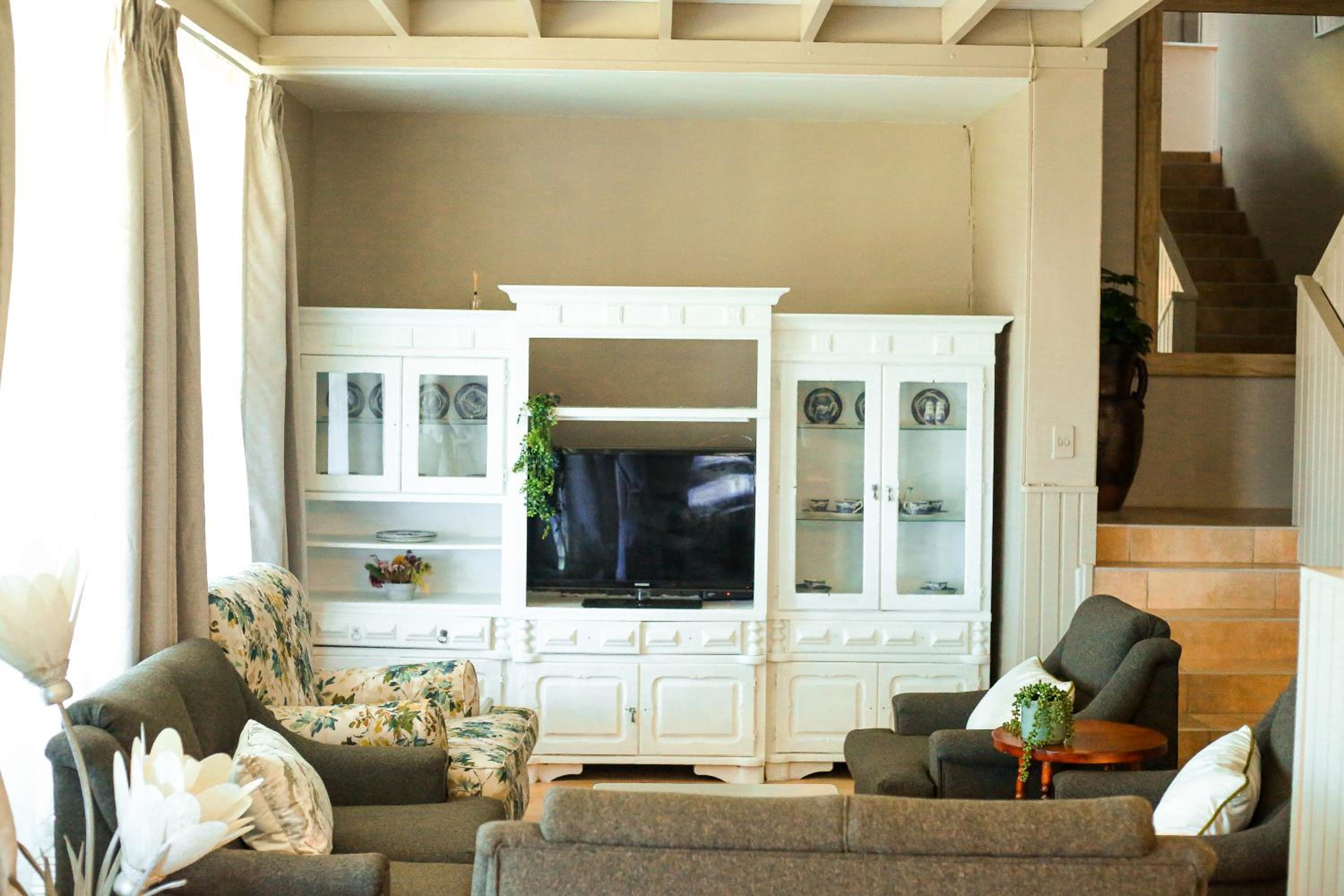 Five-Bedroom House photo 1