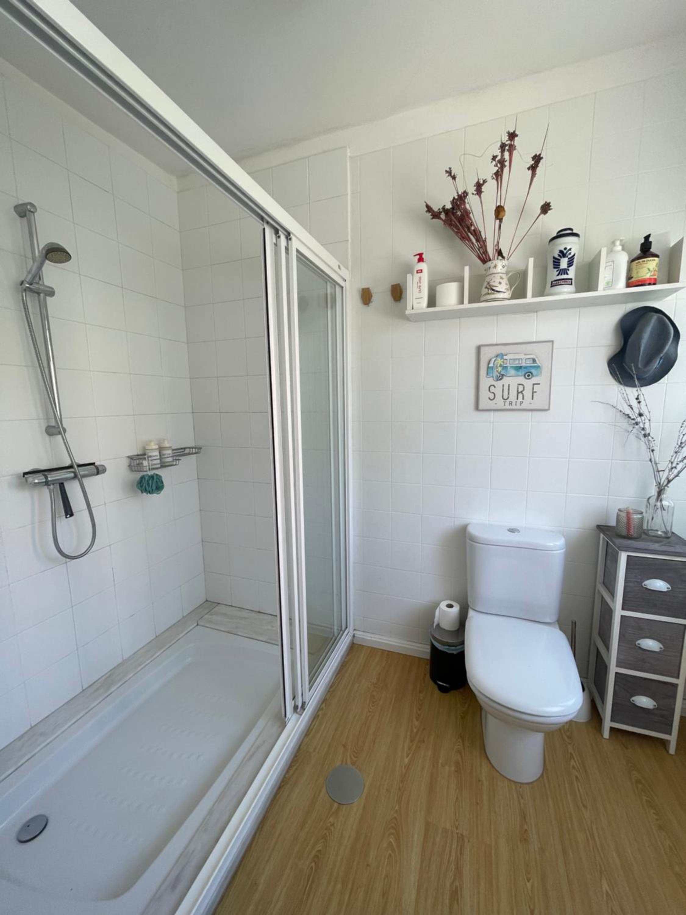 Six-Bedroom House photo 3
