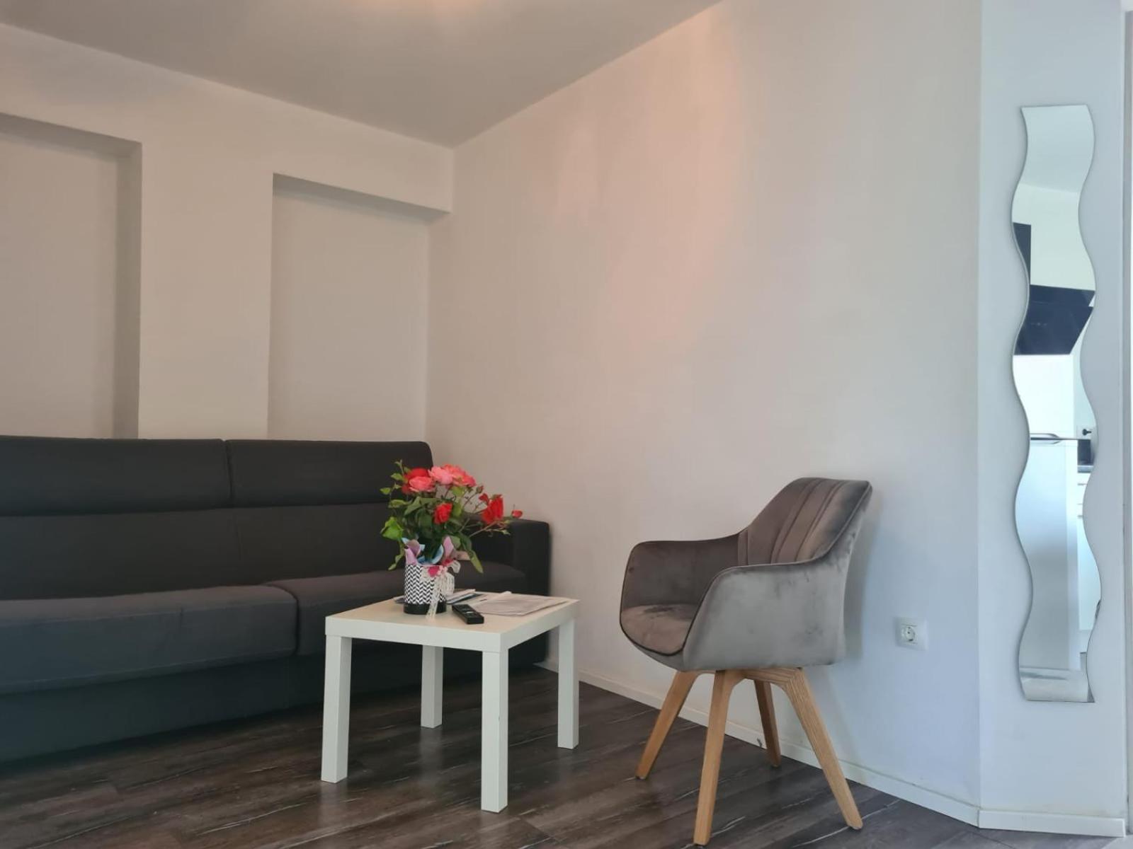 Apartment with Balcony photo 2