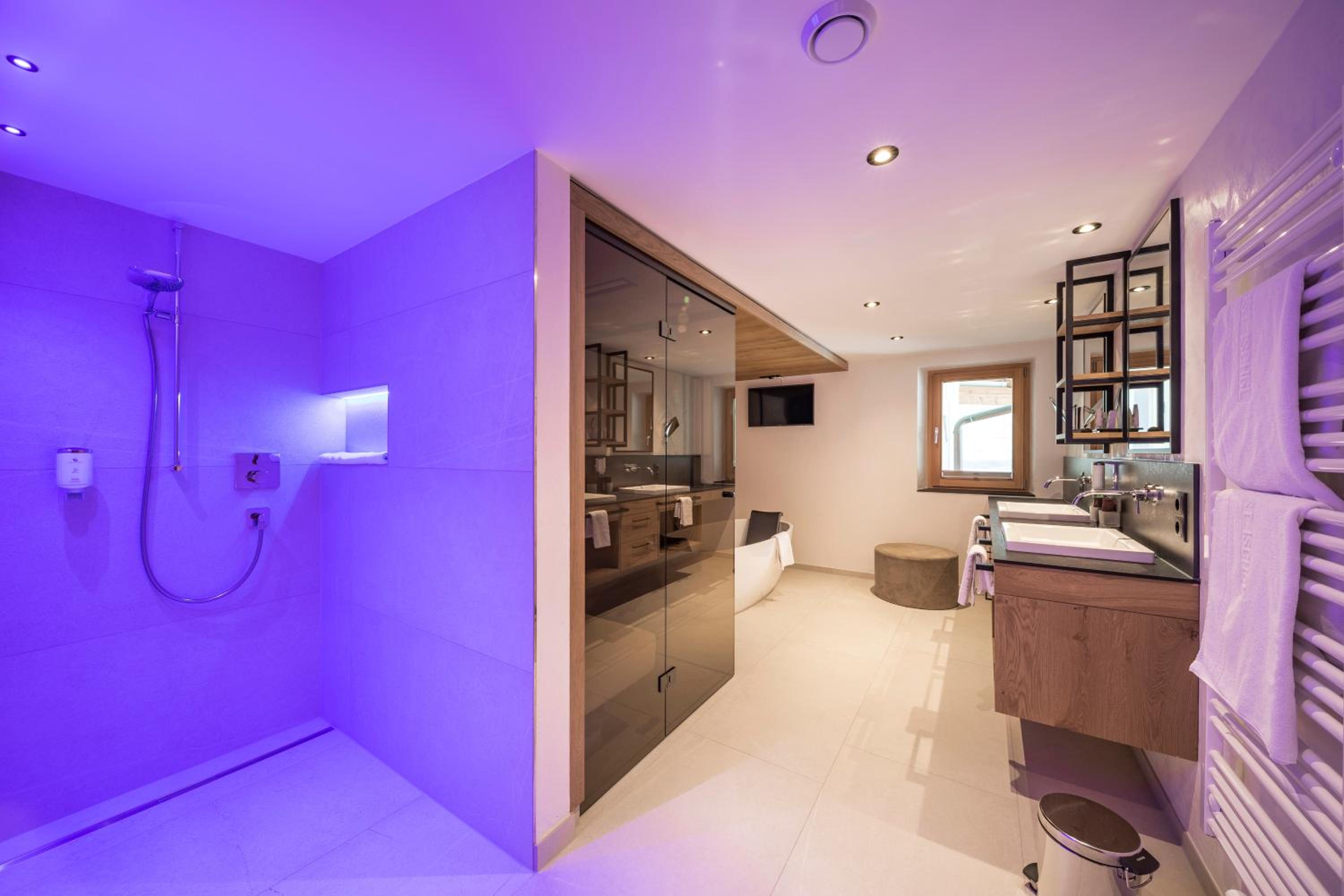 Suite - Photo 8
