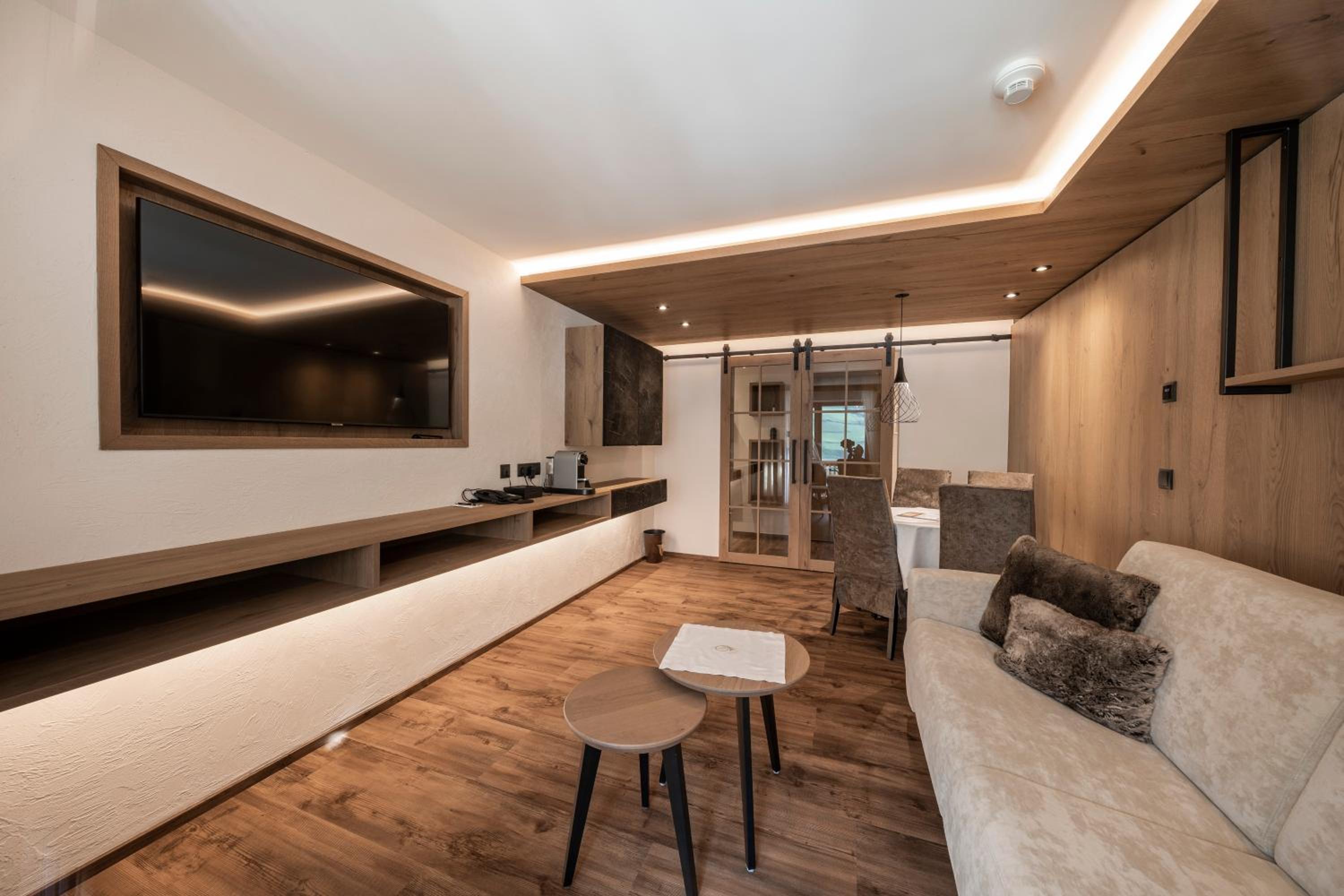 Suite - Photo 1