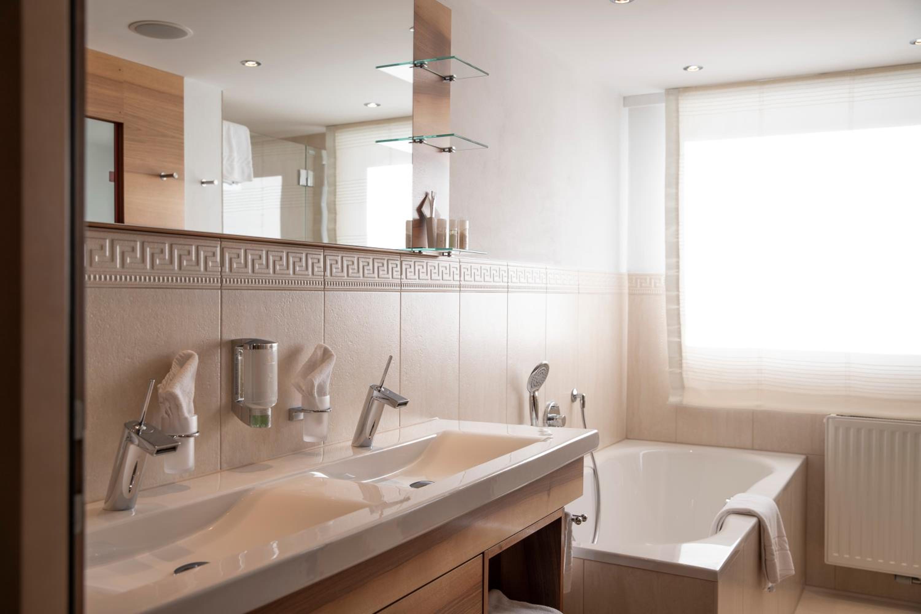 One-Bedroom Suite - Photo 3