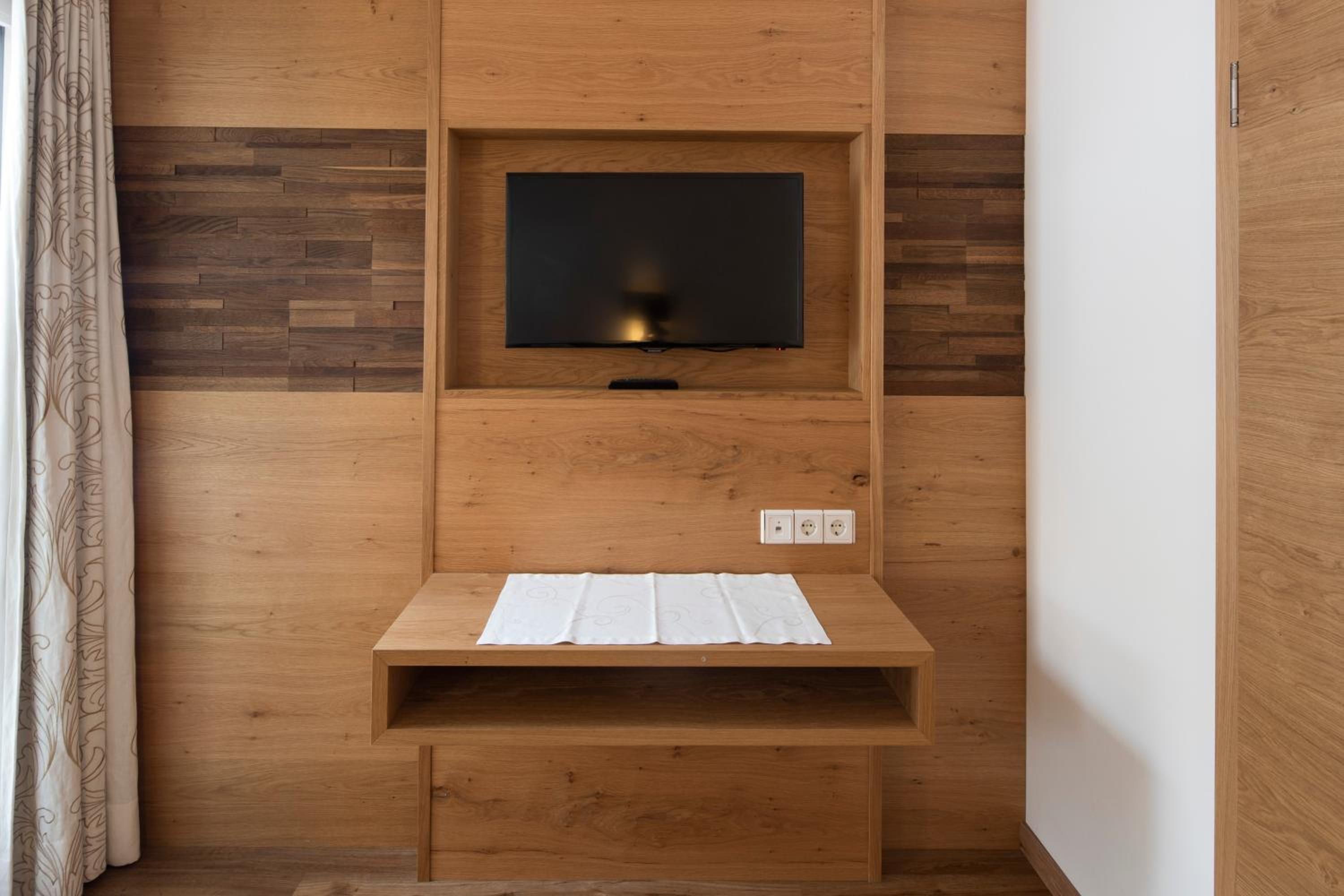 Family Room - Photo 6