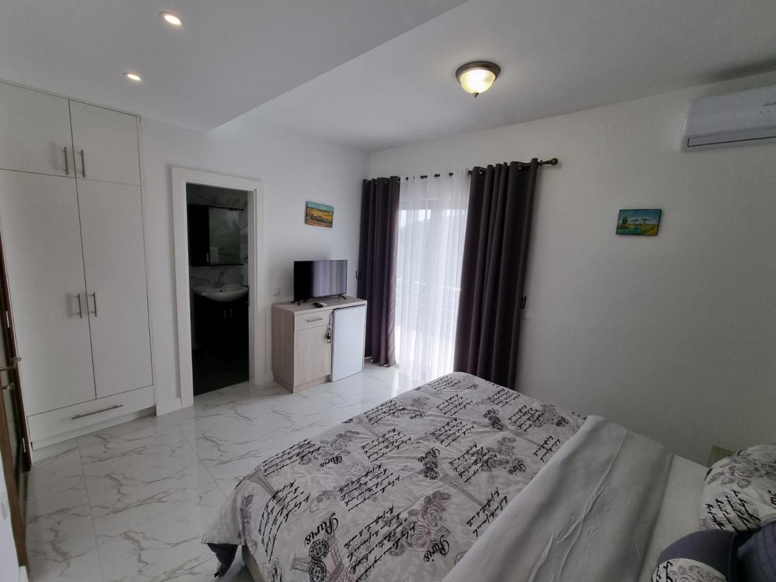 Studio Apartment with Balcony - Photo 7