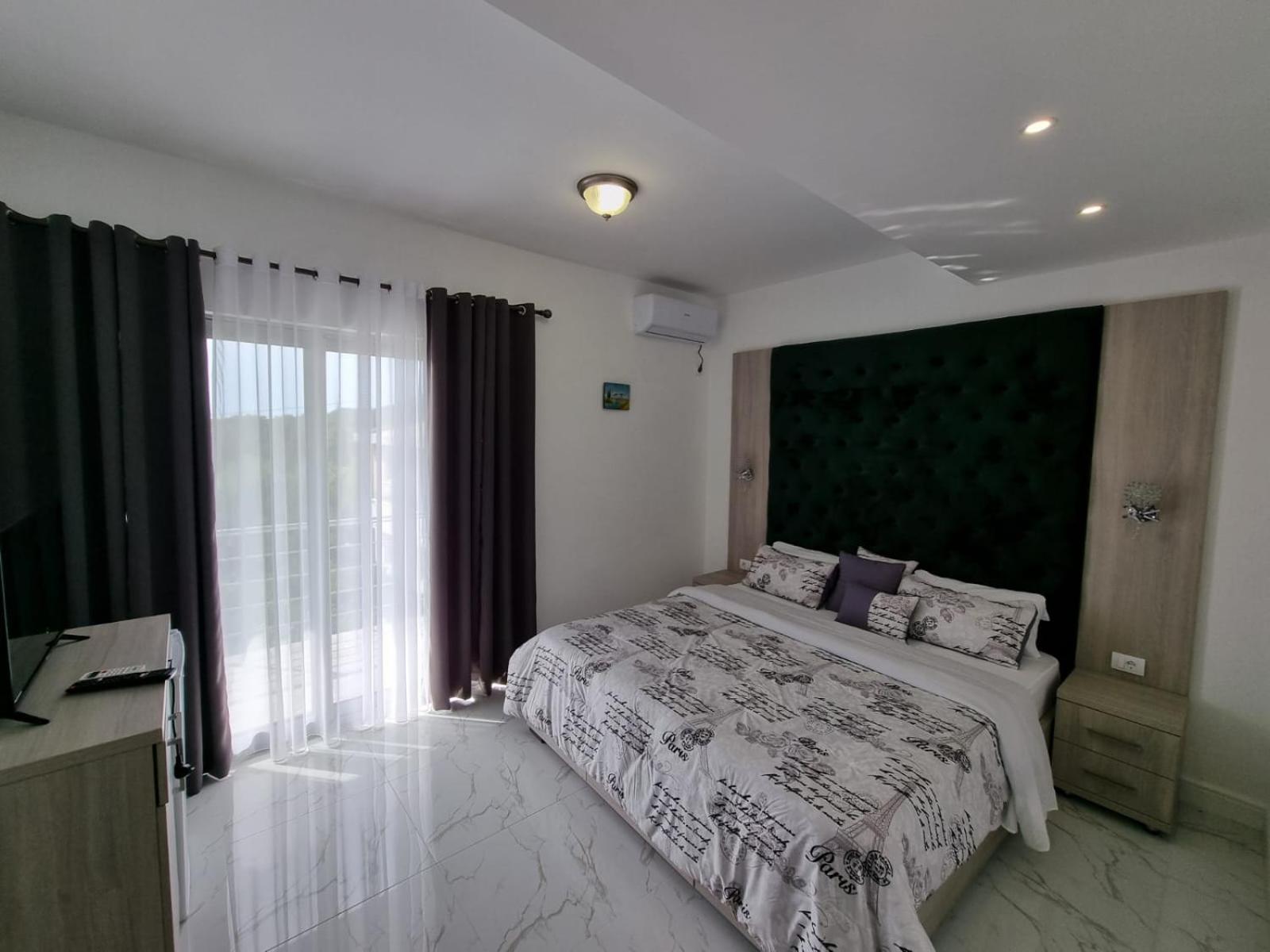 Studio Apartment with Balcony - Photo 9