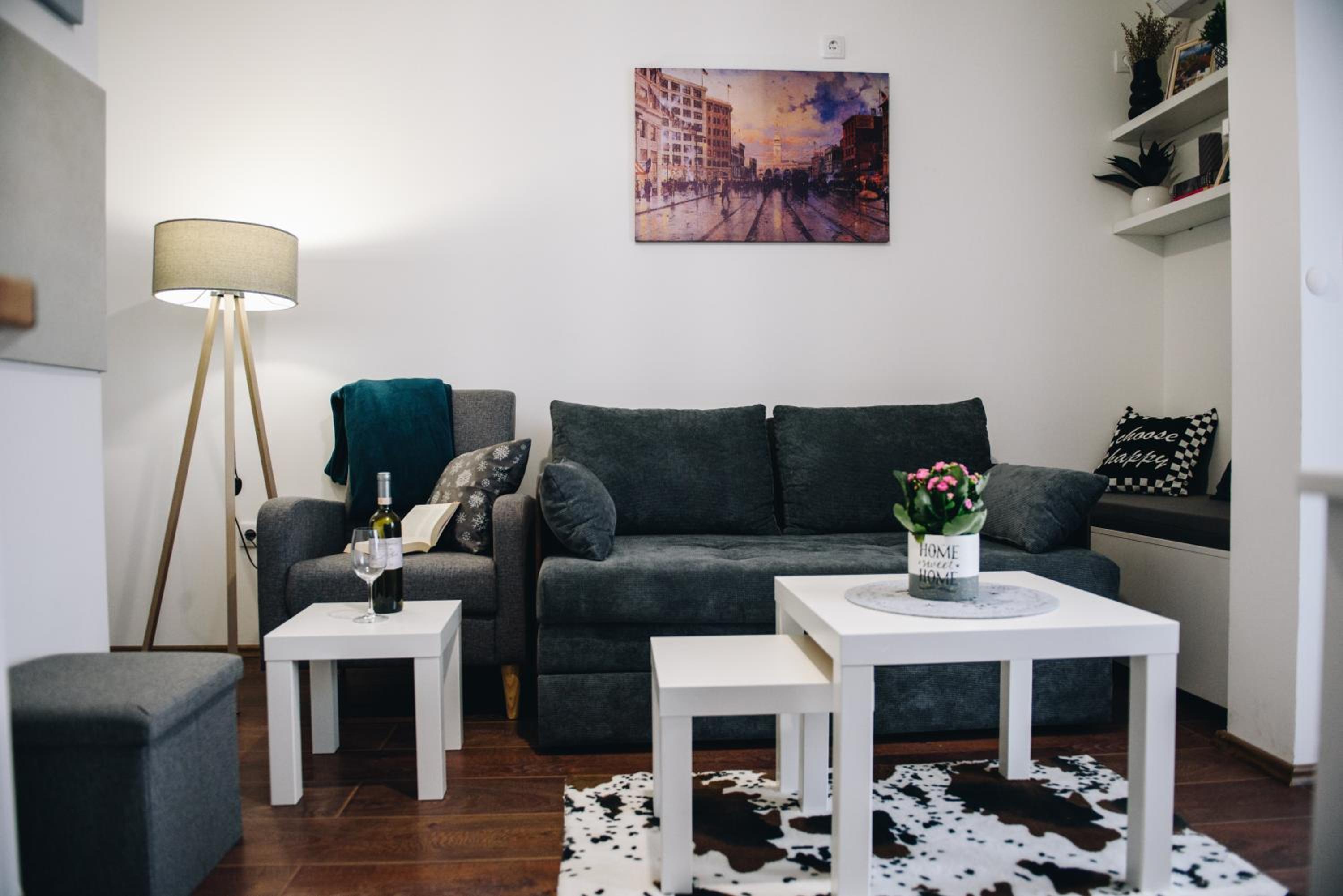 One-Bedroom Apartment photo 1