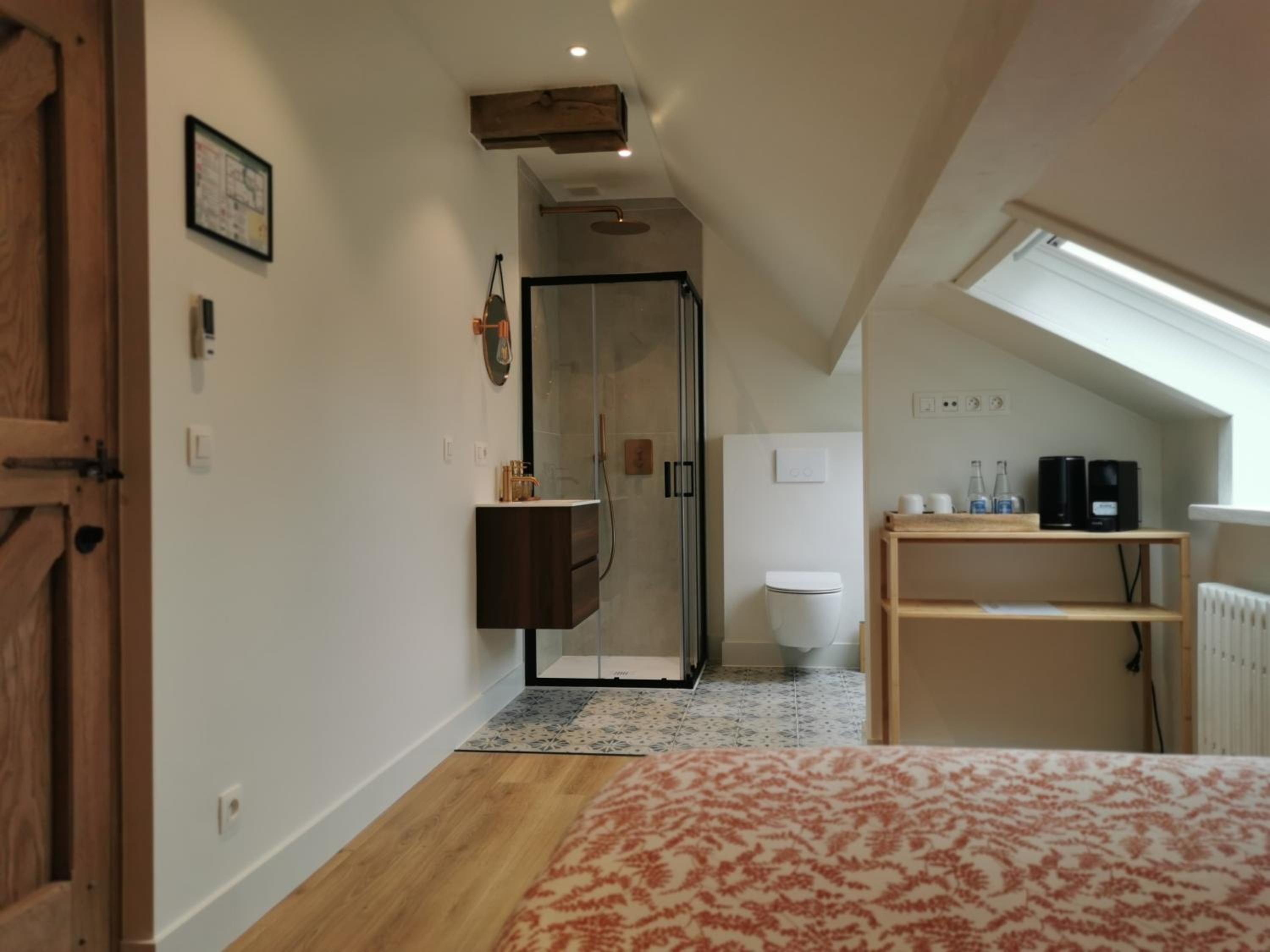Single Room with Private Bathroom photo 3