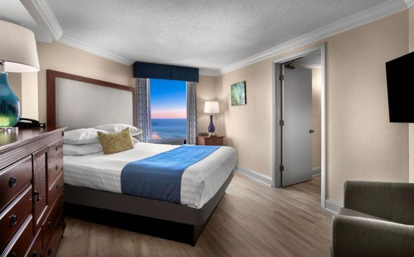 Tower Oceanfront Queen Suite - 1 Queen Bed with 1 Sleeper Sofa - Photo 3