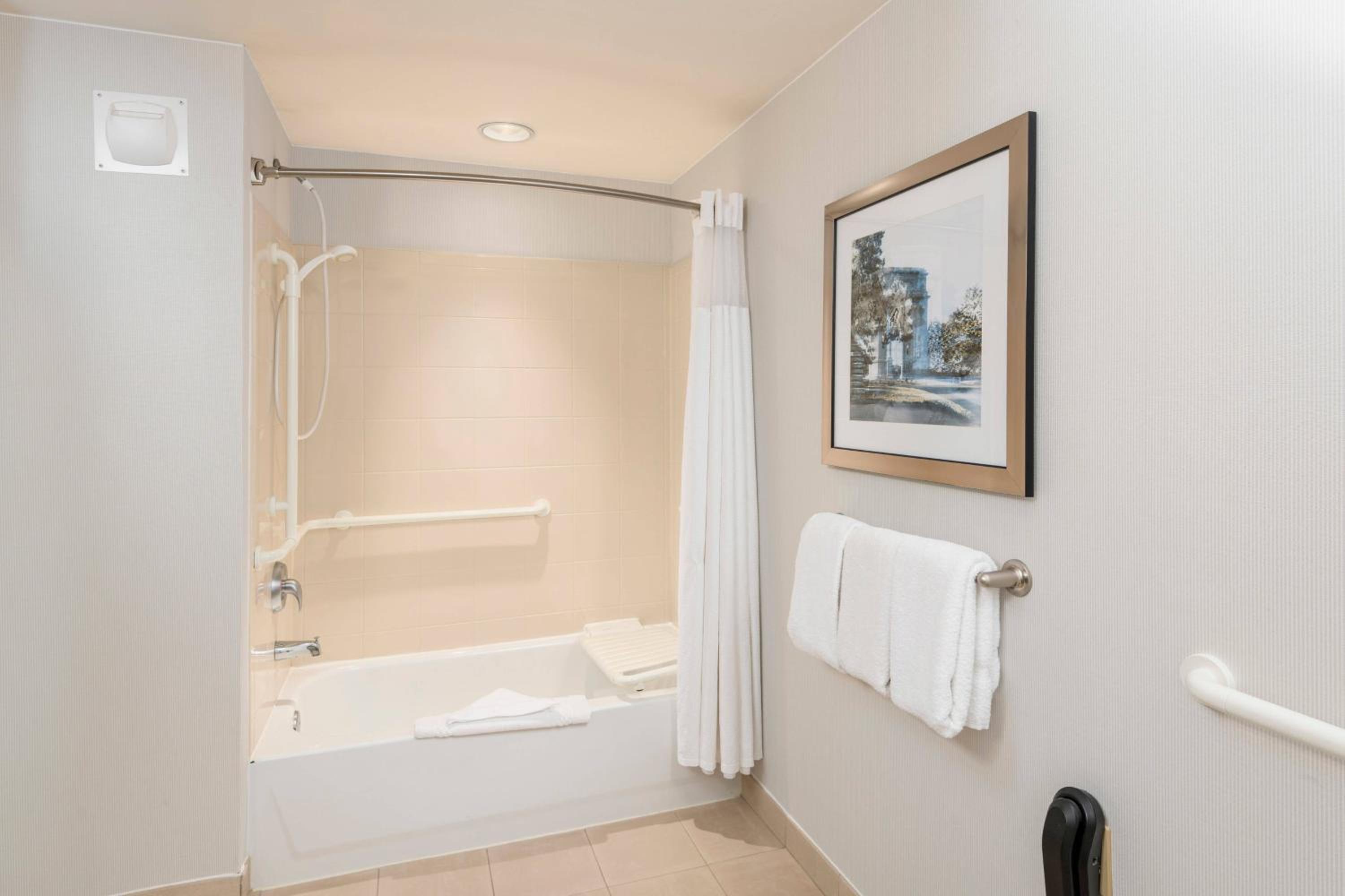 Queen Room with Two Queen Beds - Photo 2