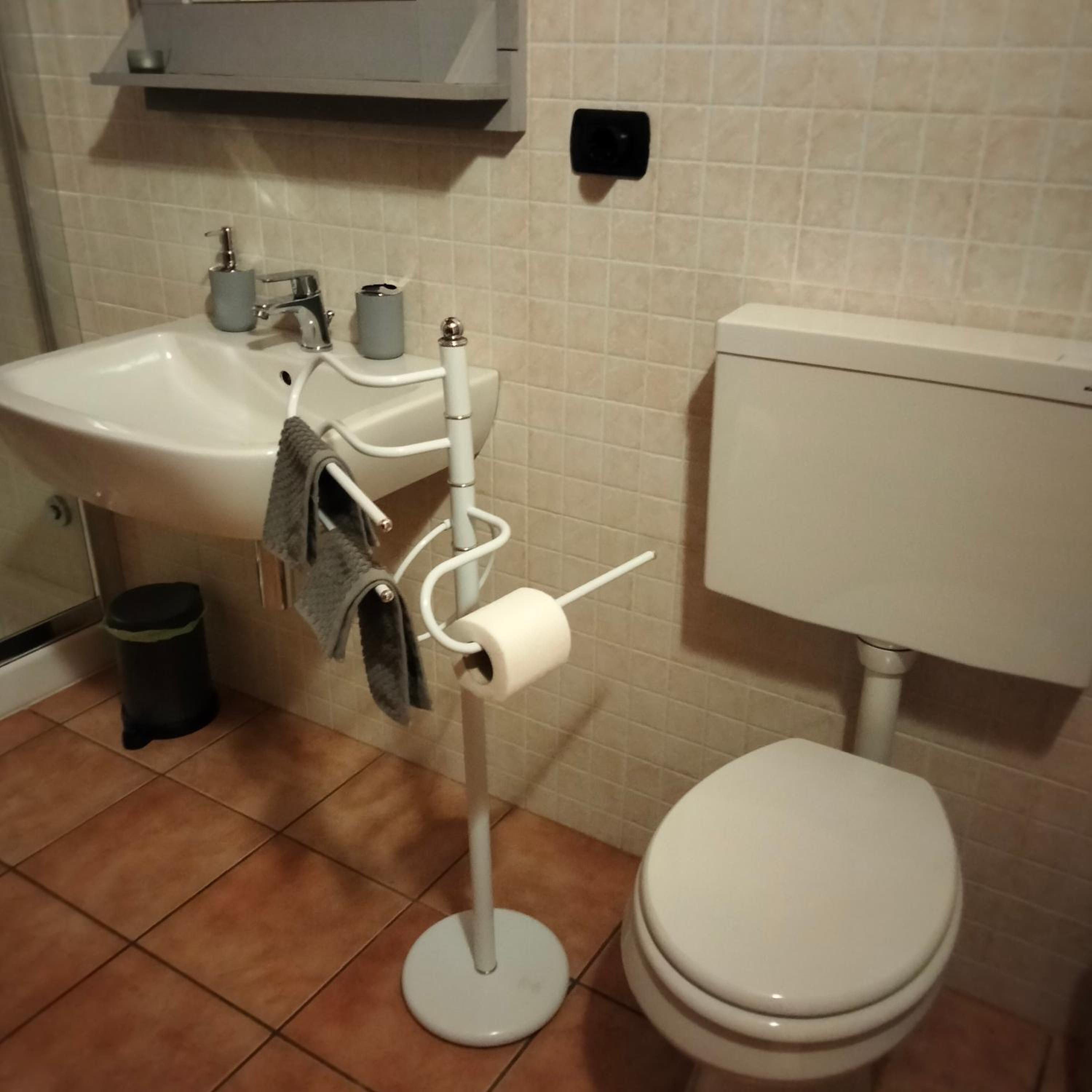 Twin Room with Private Bathroom - Photo 5