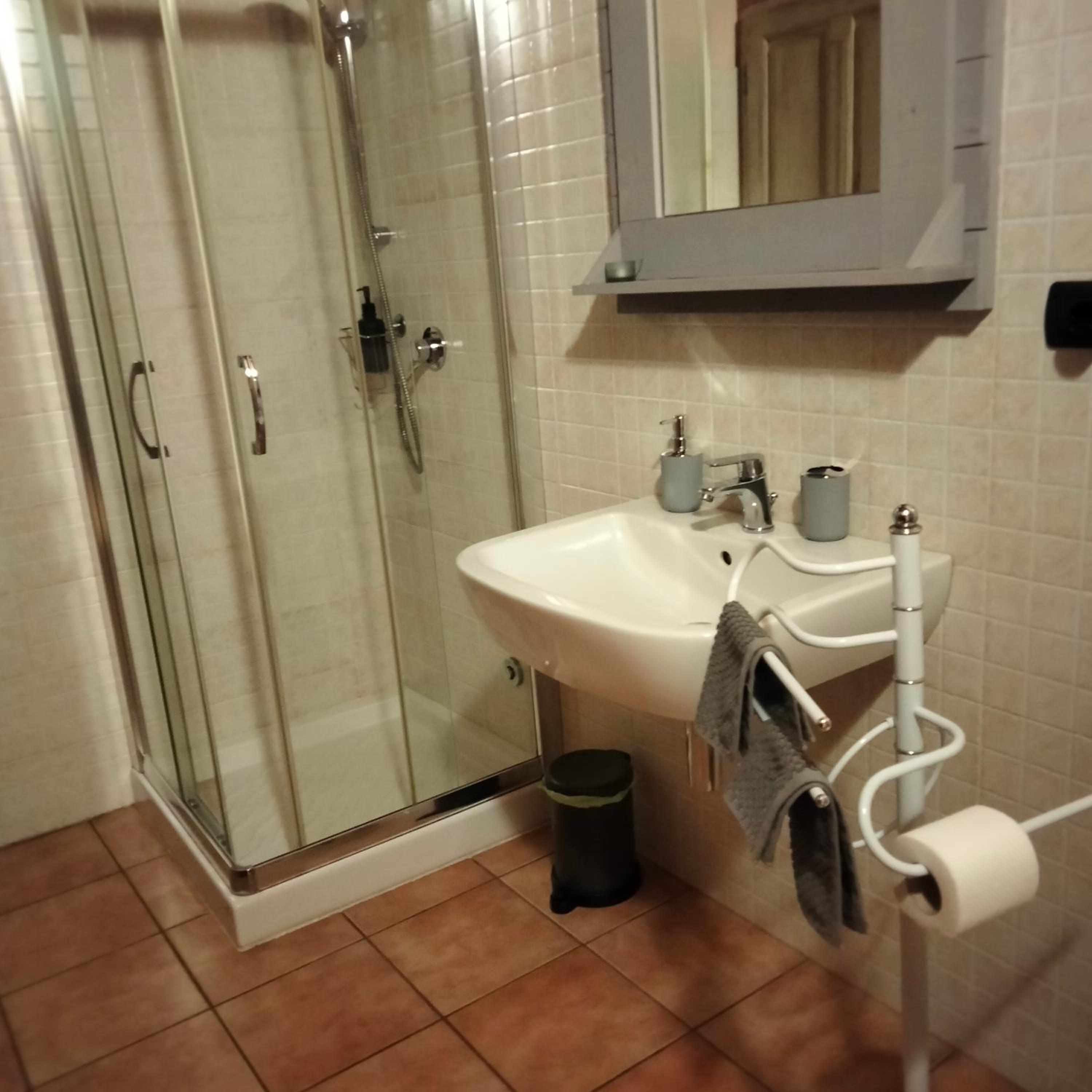 Twin Room with Private Bathroom - Photo 4