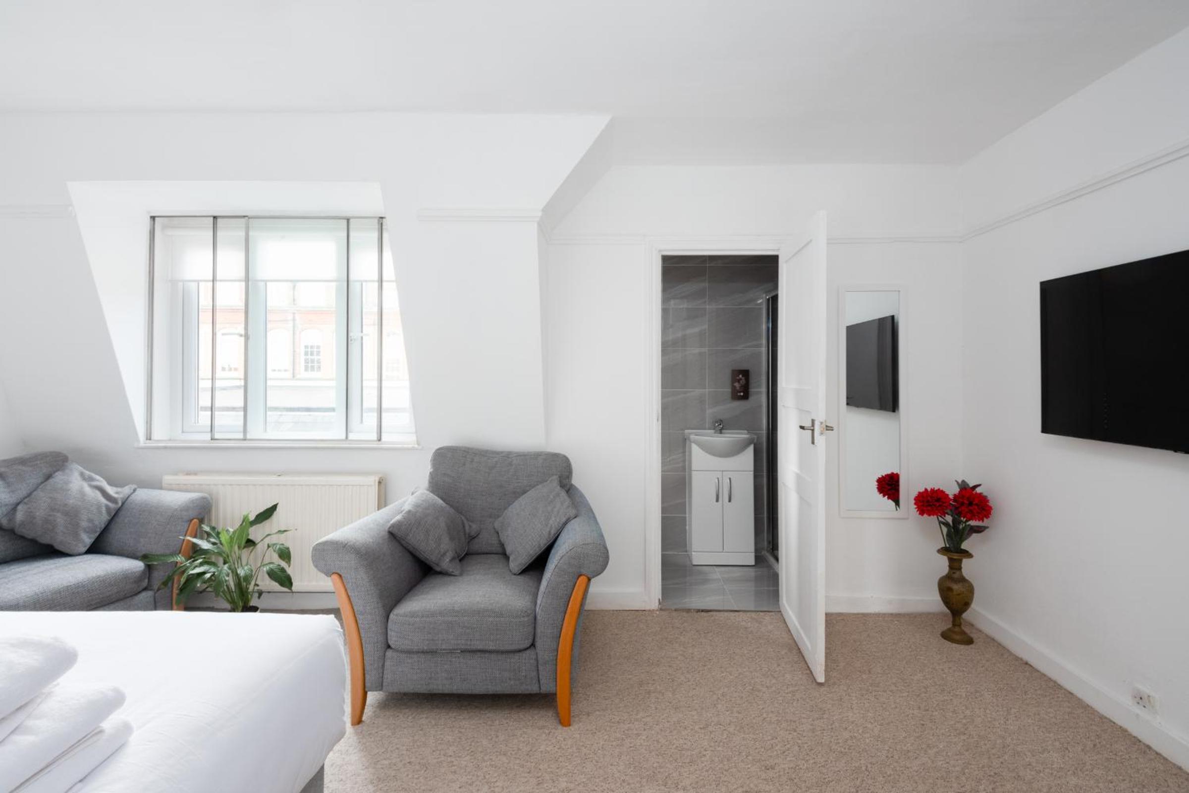 Three-Bedroom Apartment photo 2