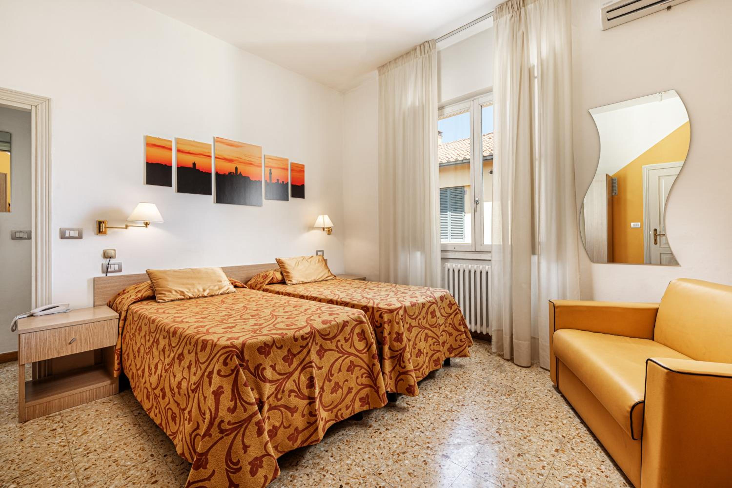 Economy Triple Room - Photo 9
