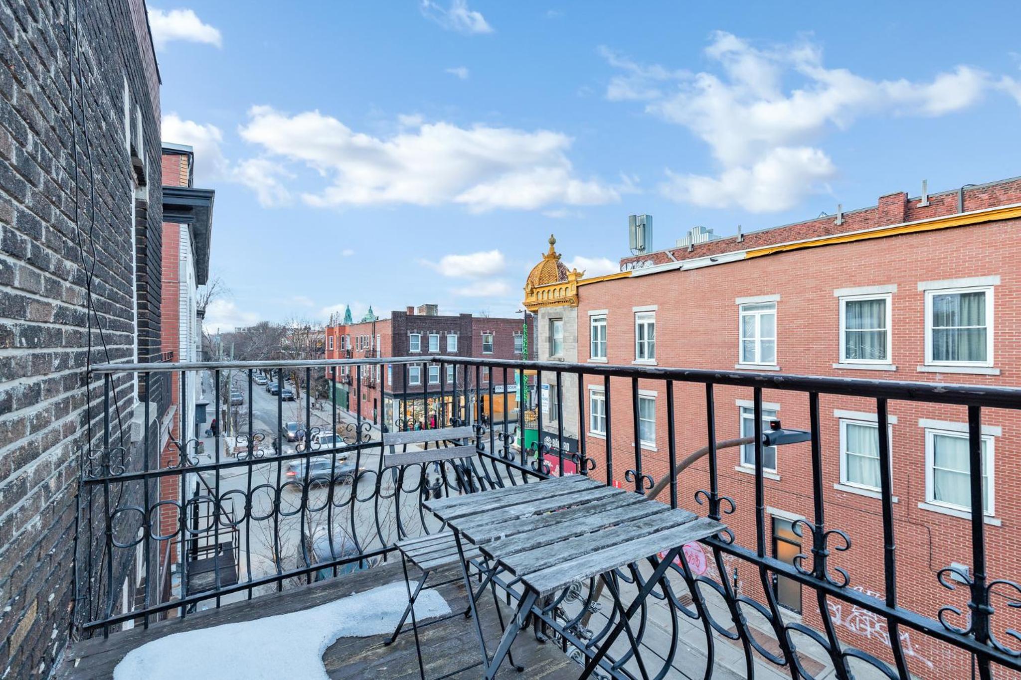 Four-Bedroom Apartment with Balcony