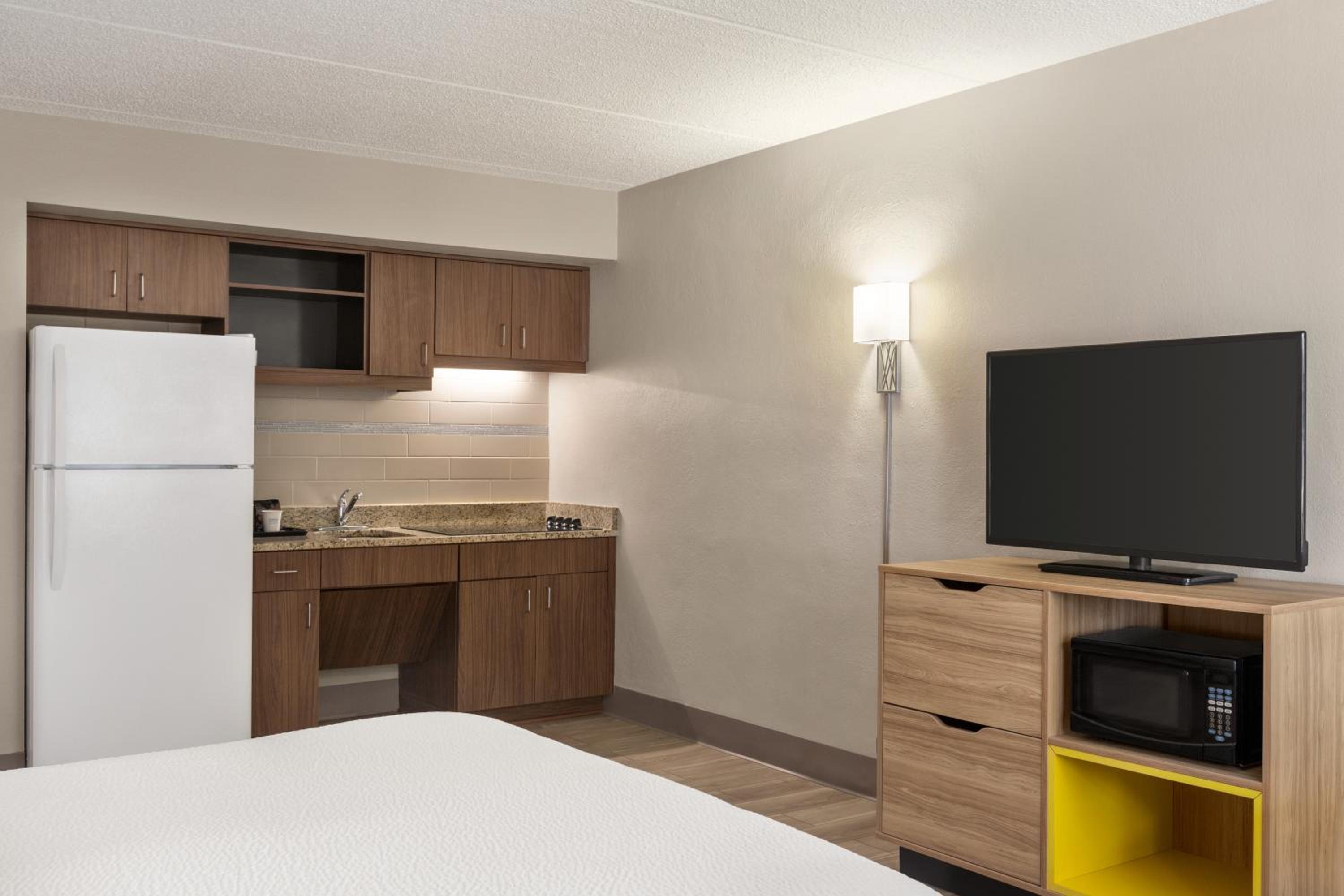 1 Queen Room – Mobility Accessible/Non-Smoking - Photo 4
