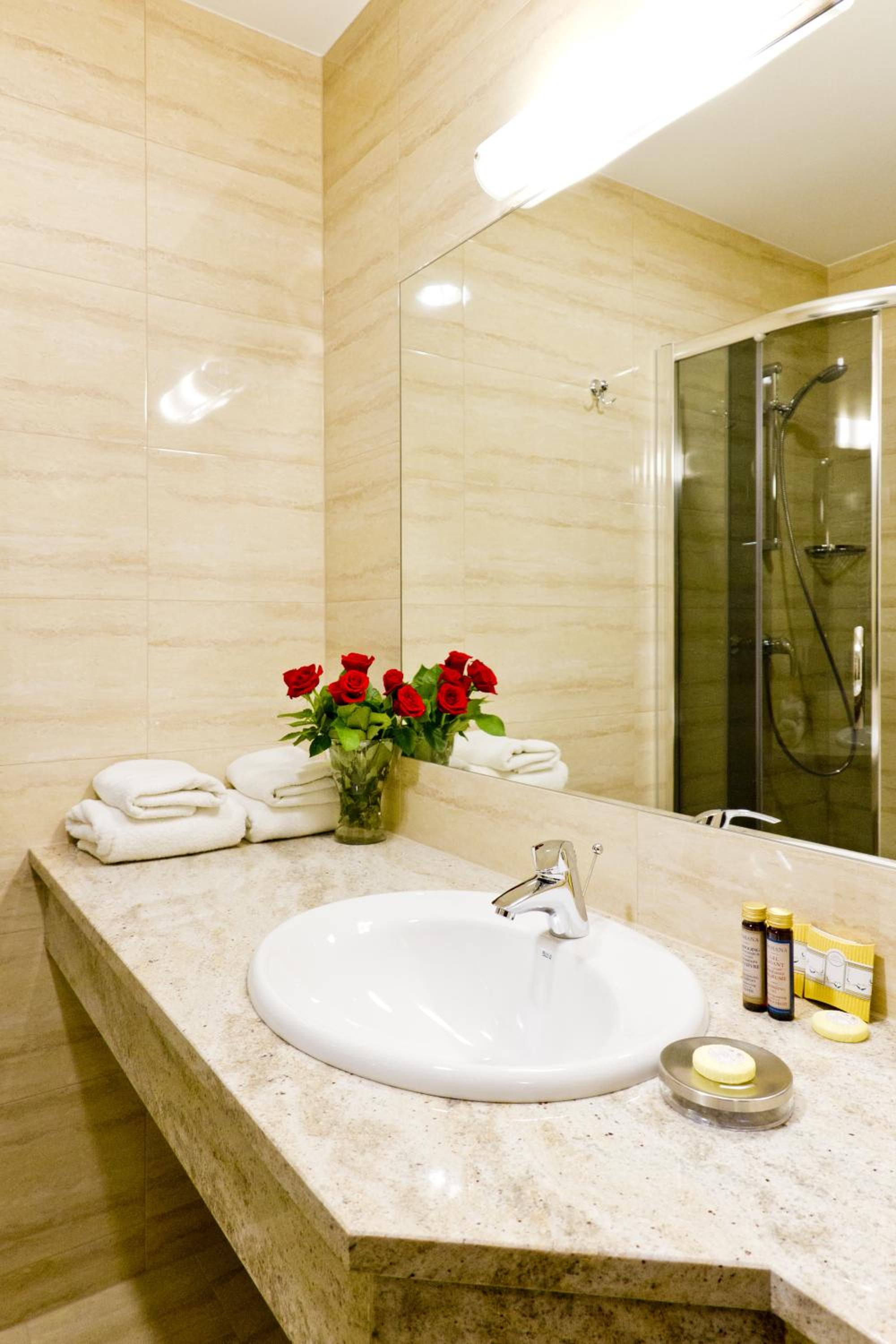 Double or Twin Room - Photo 8