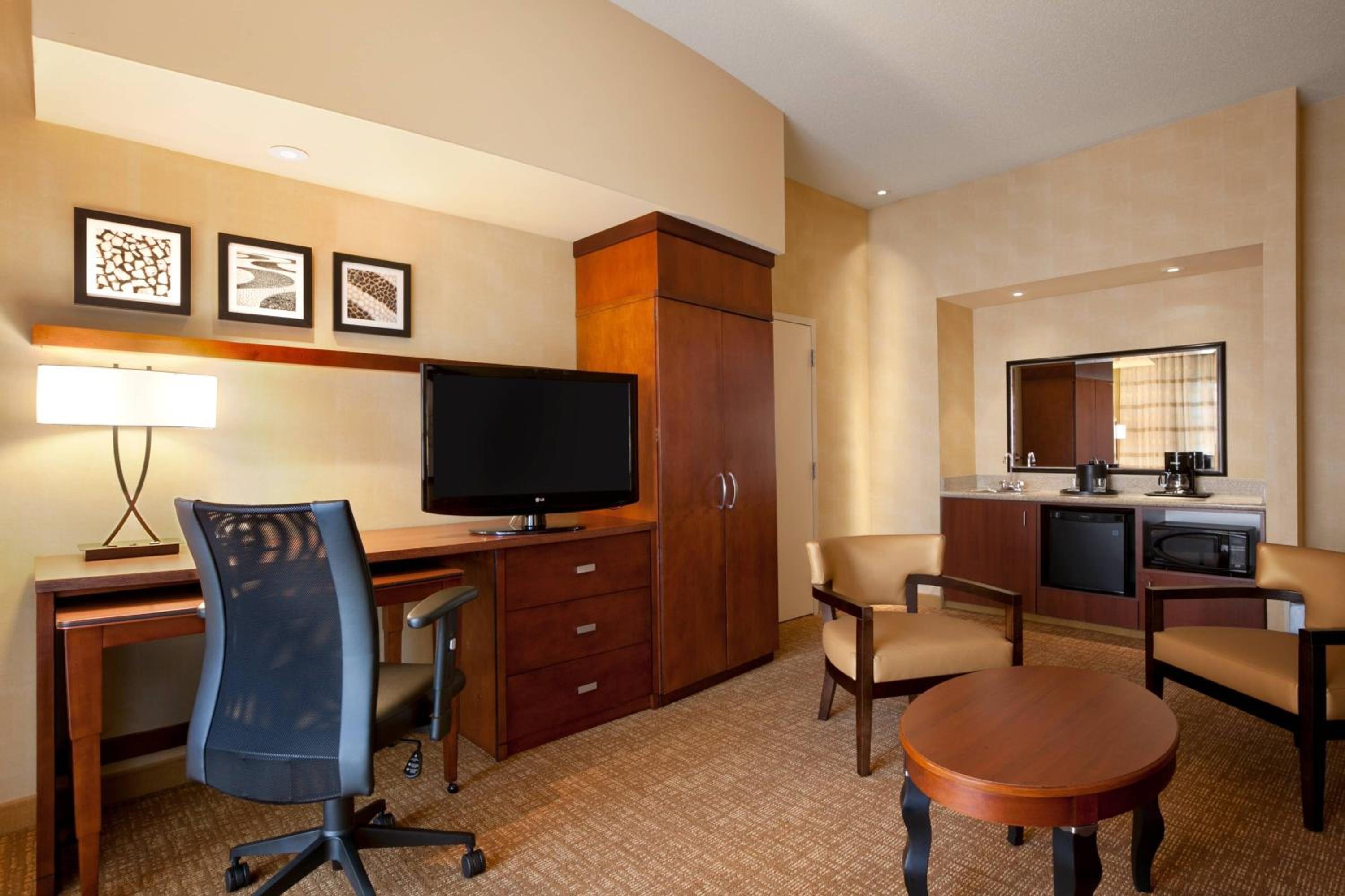  Deluxe King Room - Photo 4