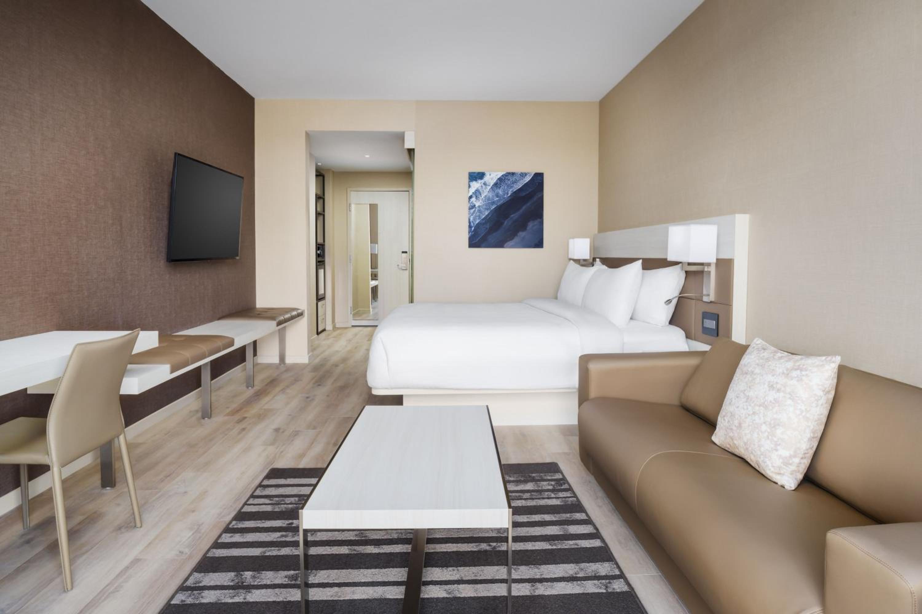 King Room with Sofa Bed - Hearing Accessible photo 2