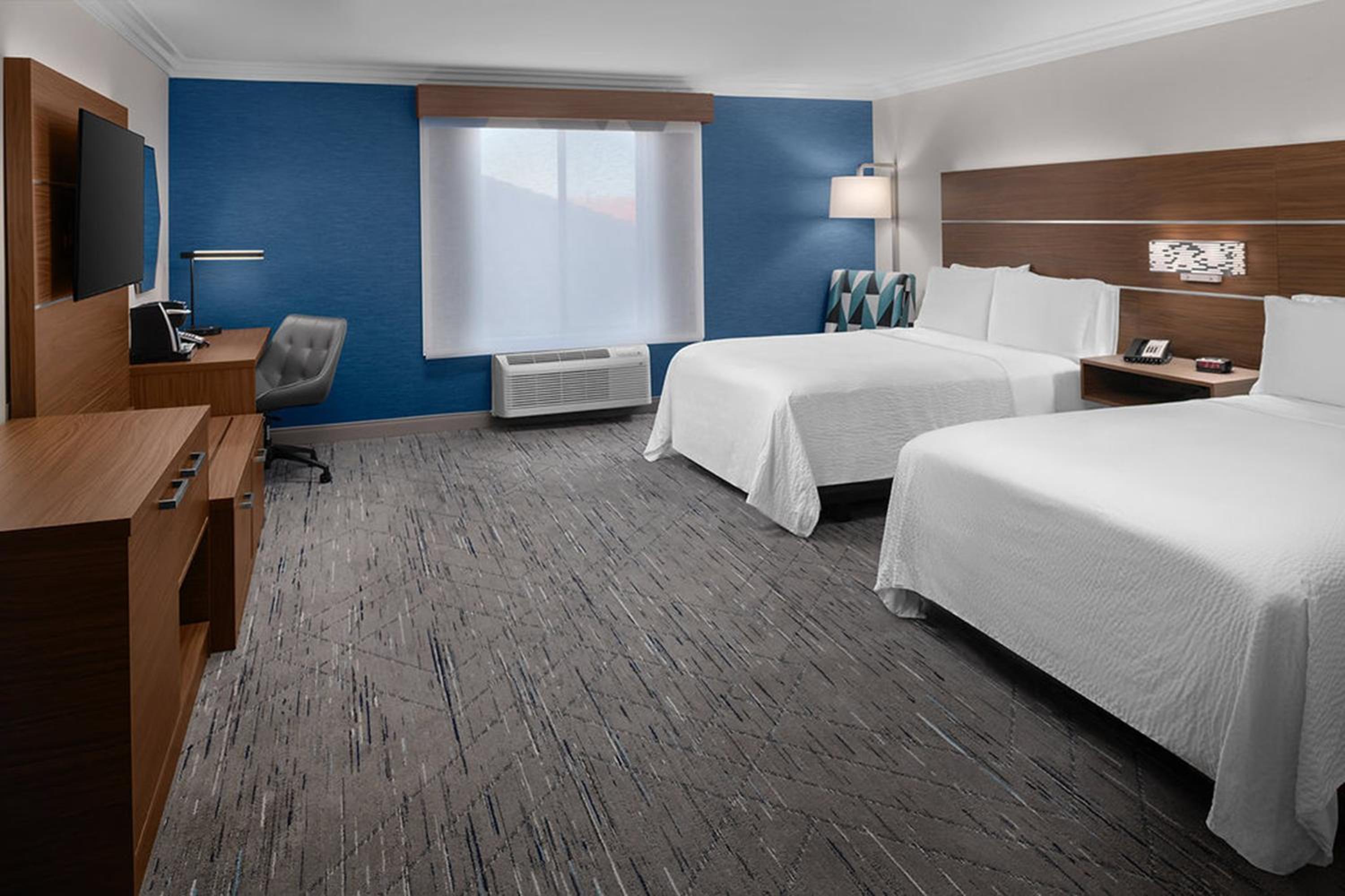 Standard Queen Room with Two Queen Beds and Mobility Accessible Tub - Photo 5