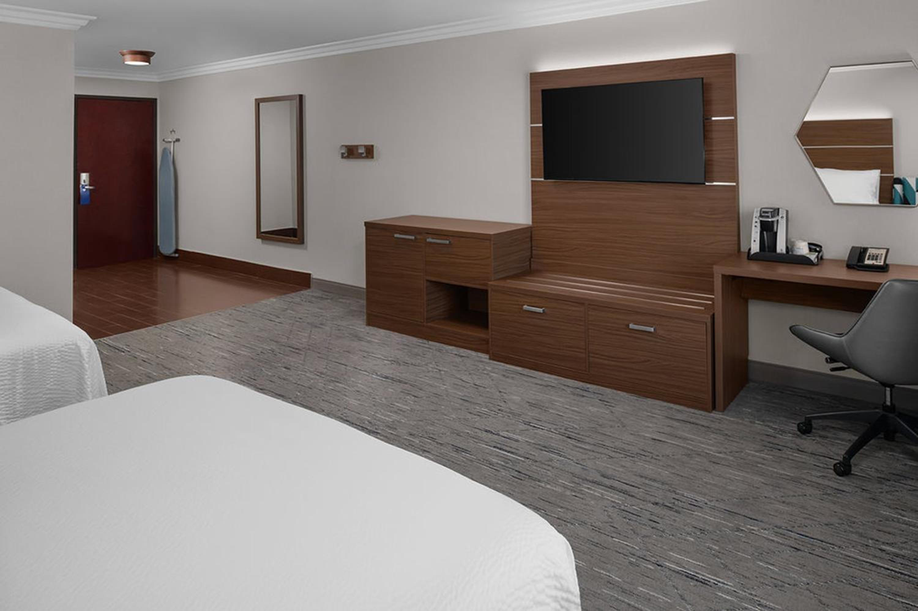 Standard Room with Two Queen Beds - Photo 2