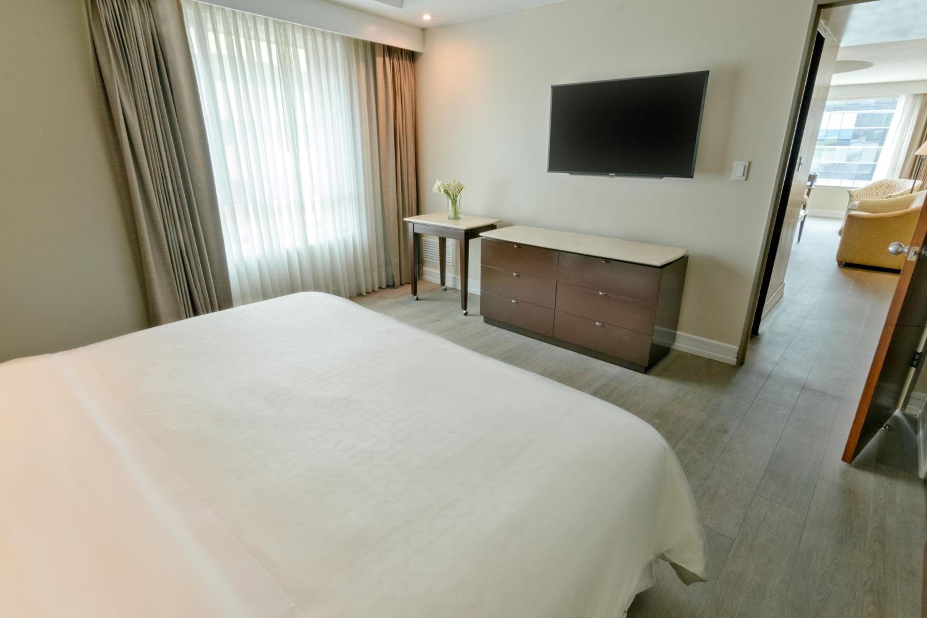 One-Bedroom Junior King Suite - Photo 2