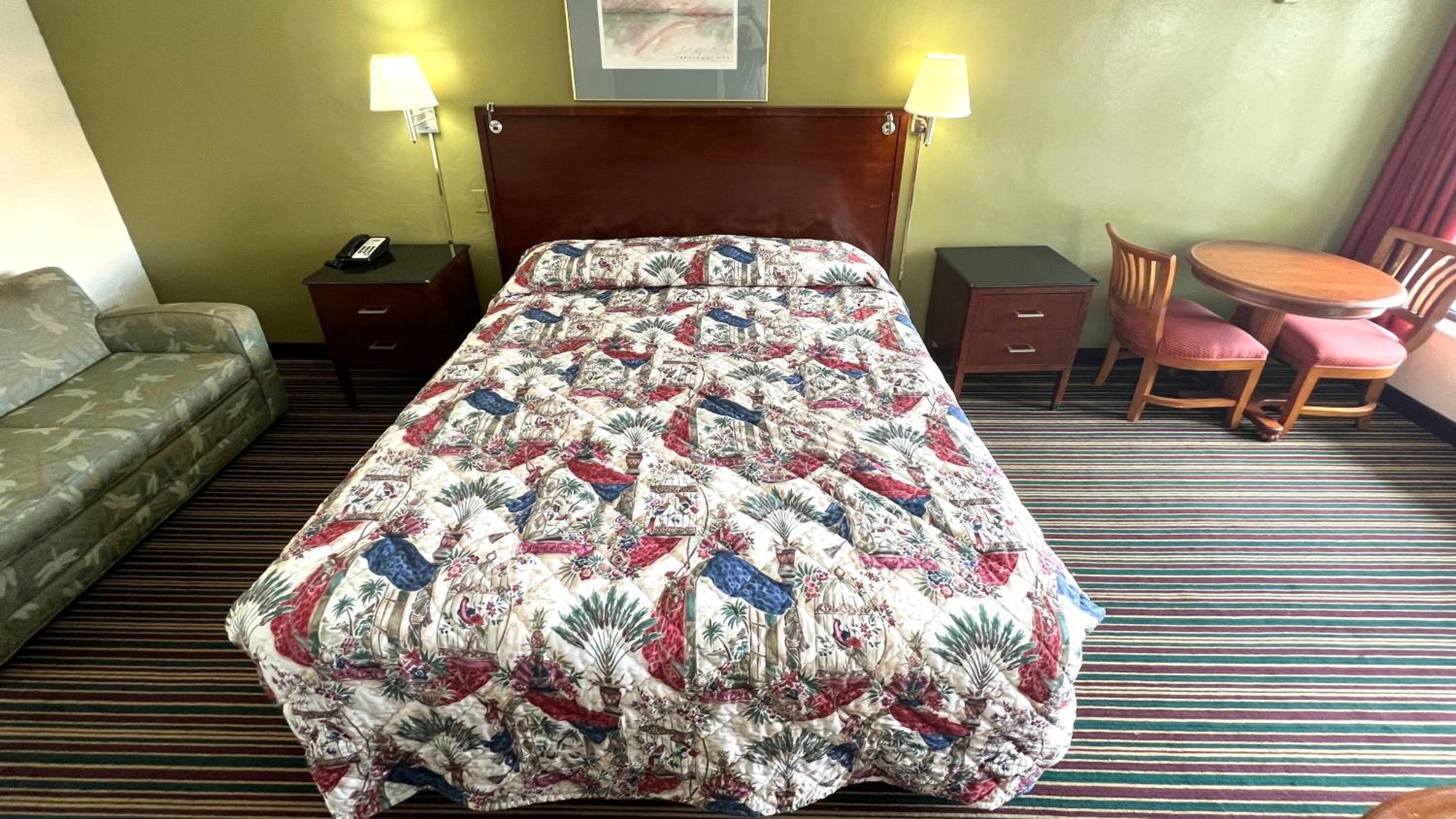 Standard King Room - Photo 11