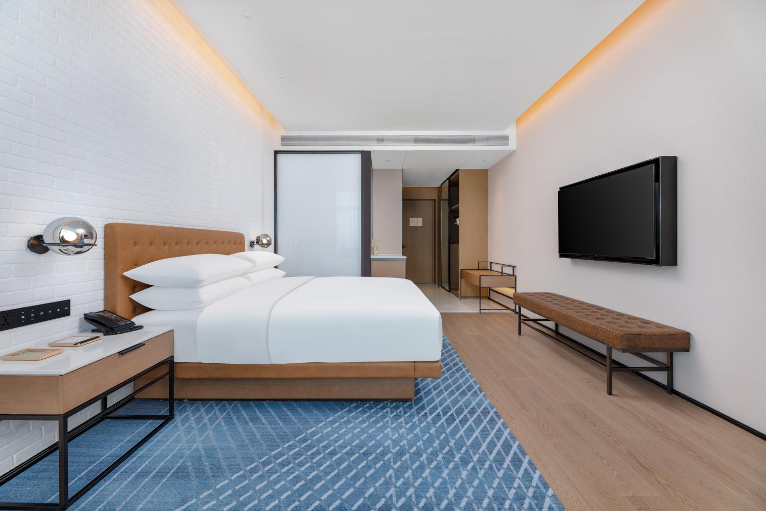 Superior King Room with City View