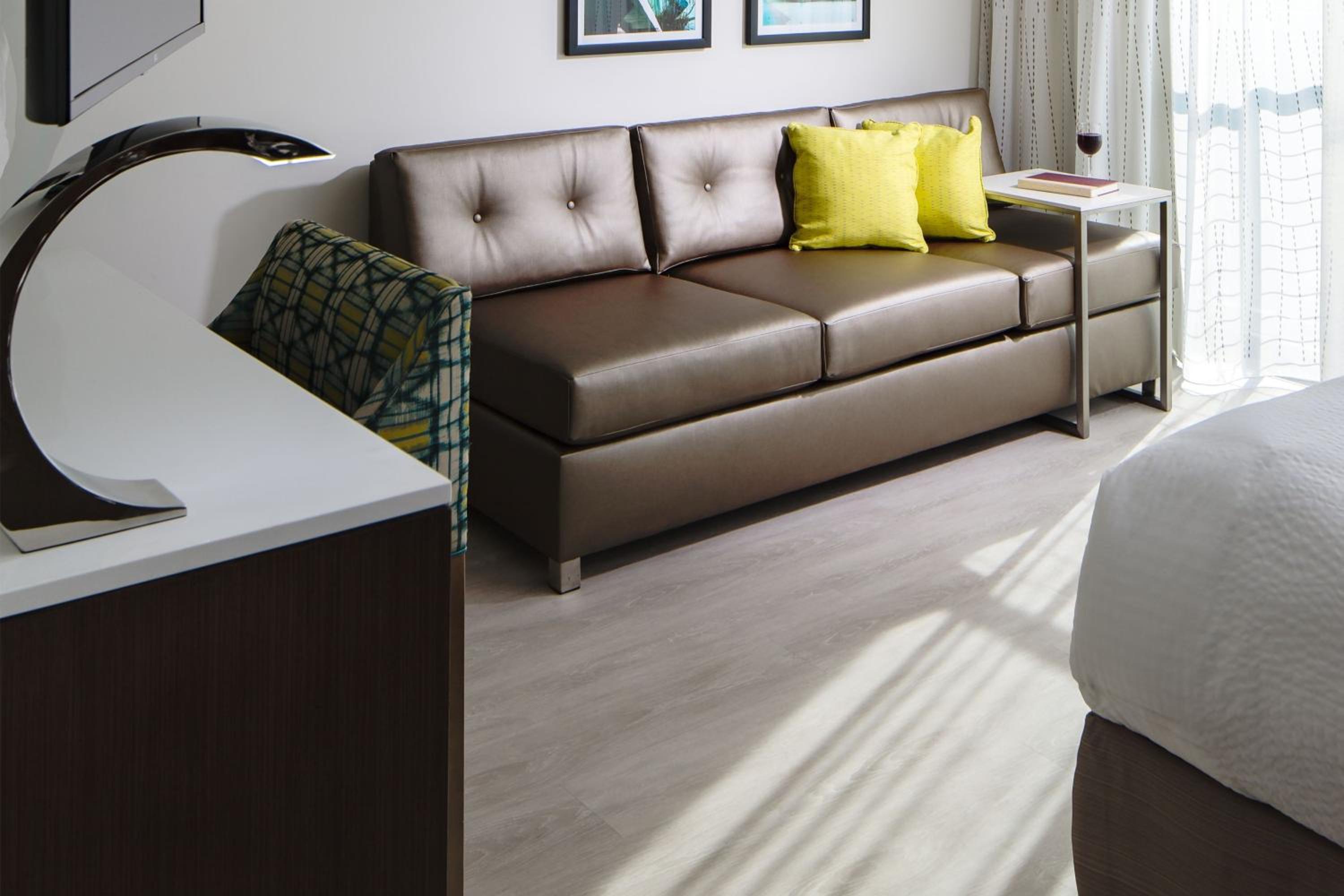 King Studio with Sofa Bed and Adapted Tub - Mobility and Hearing Accessible photo 2