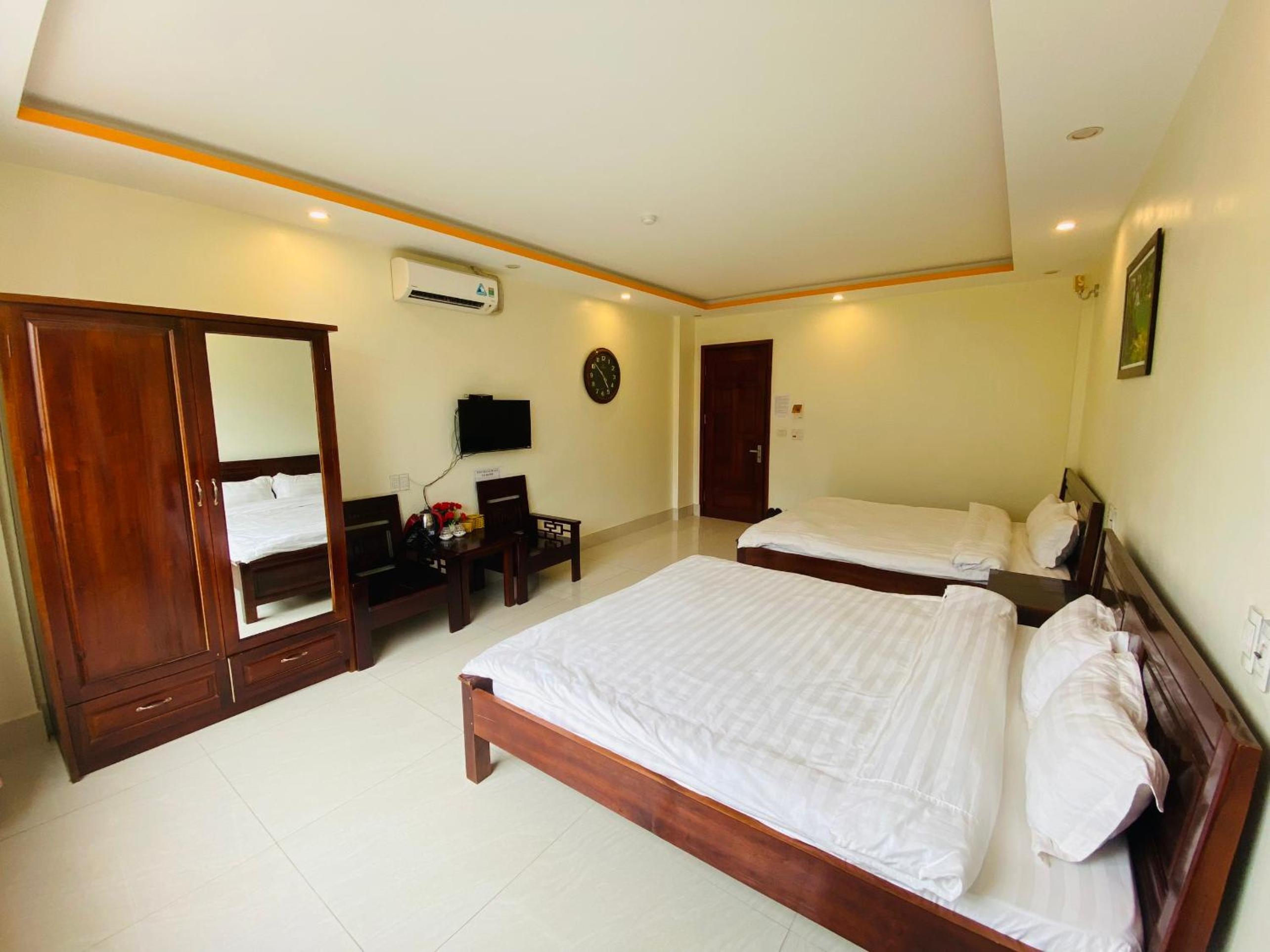 Deluxe Queen Room with Two Queen Beds - Photo 8
