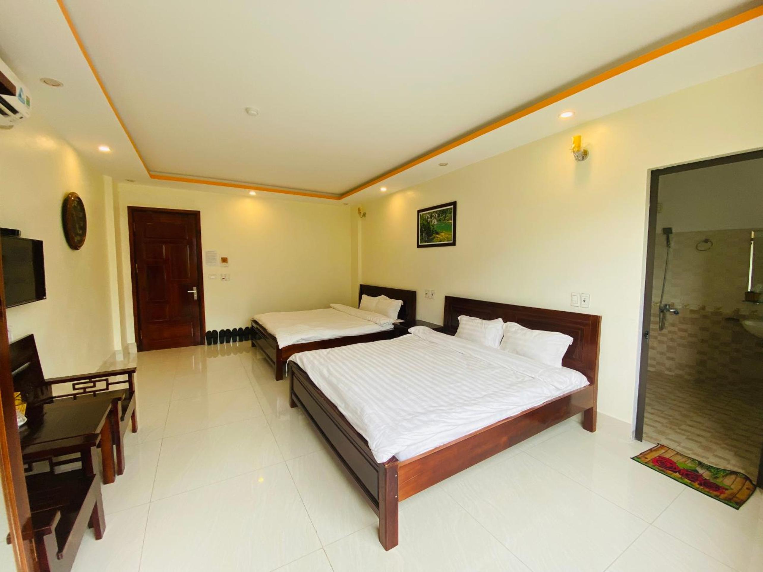 Deluxe Queen Room with Two Queen Beds - Photo 10