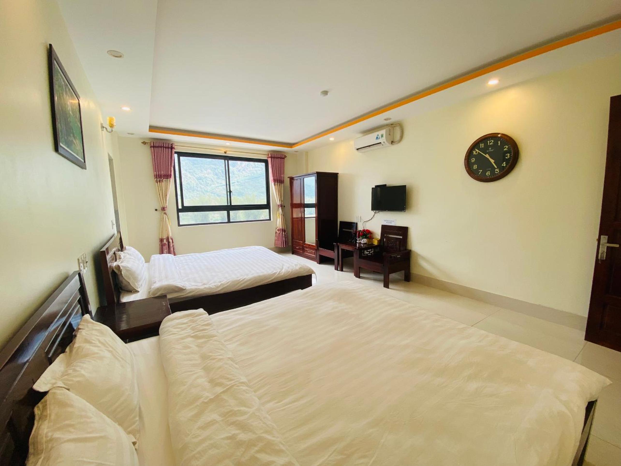 Deluxe Queen Room with Two Queen Beds - Photo 14