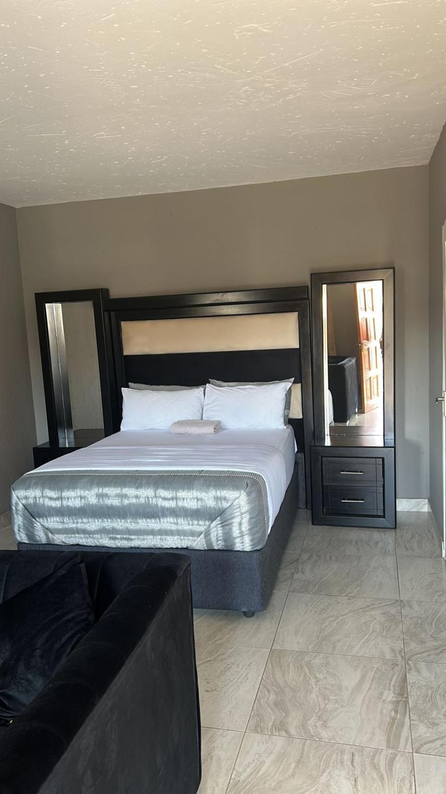 Deluxe King Room - Photo 1